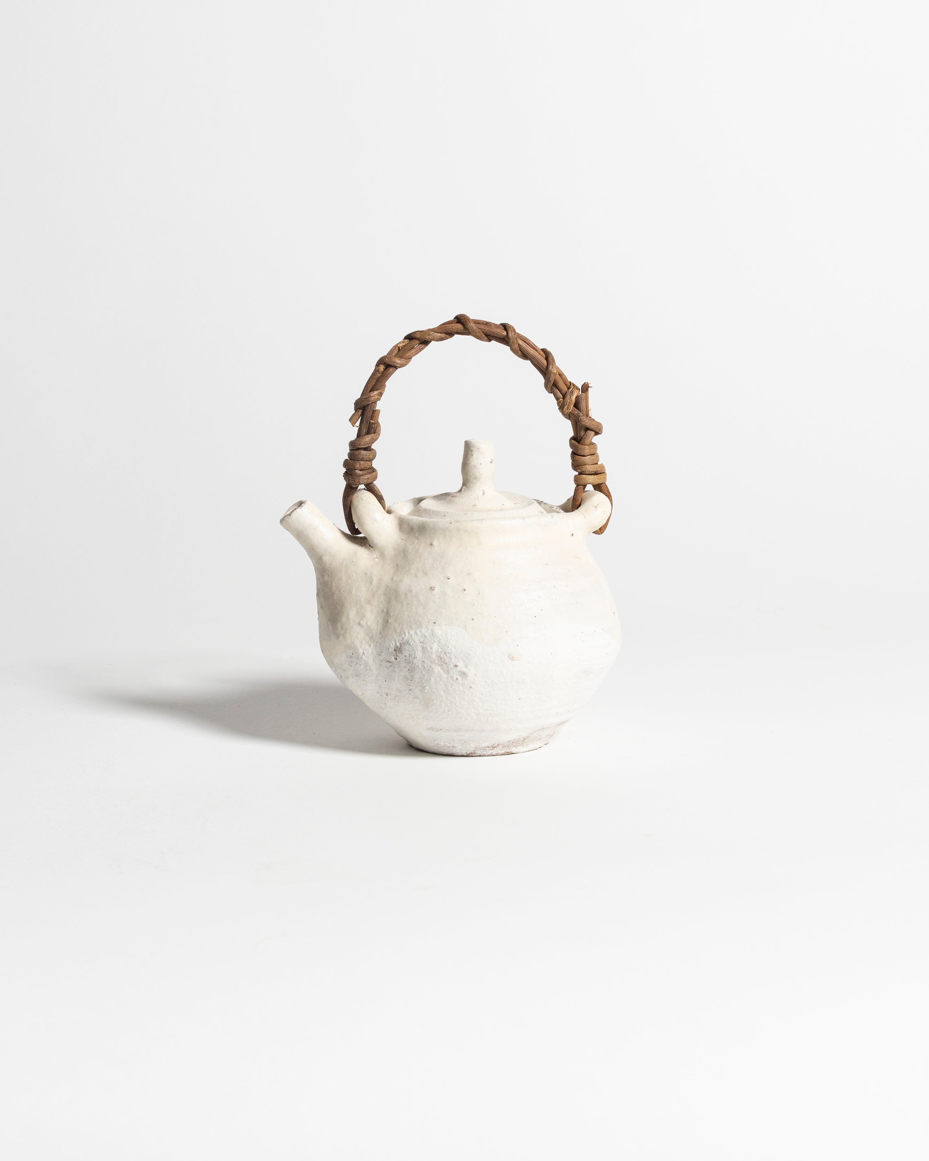 AKIKO HIRAI KOHIKI ROUND PLAIN TEAPOT WITH CANE HANDLE in WHITE