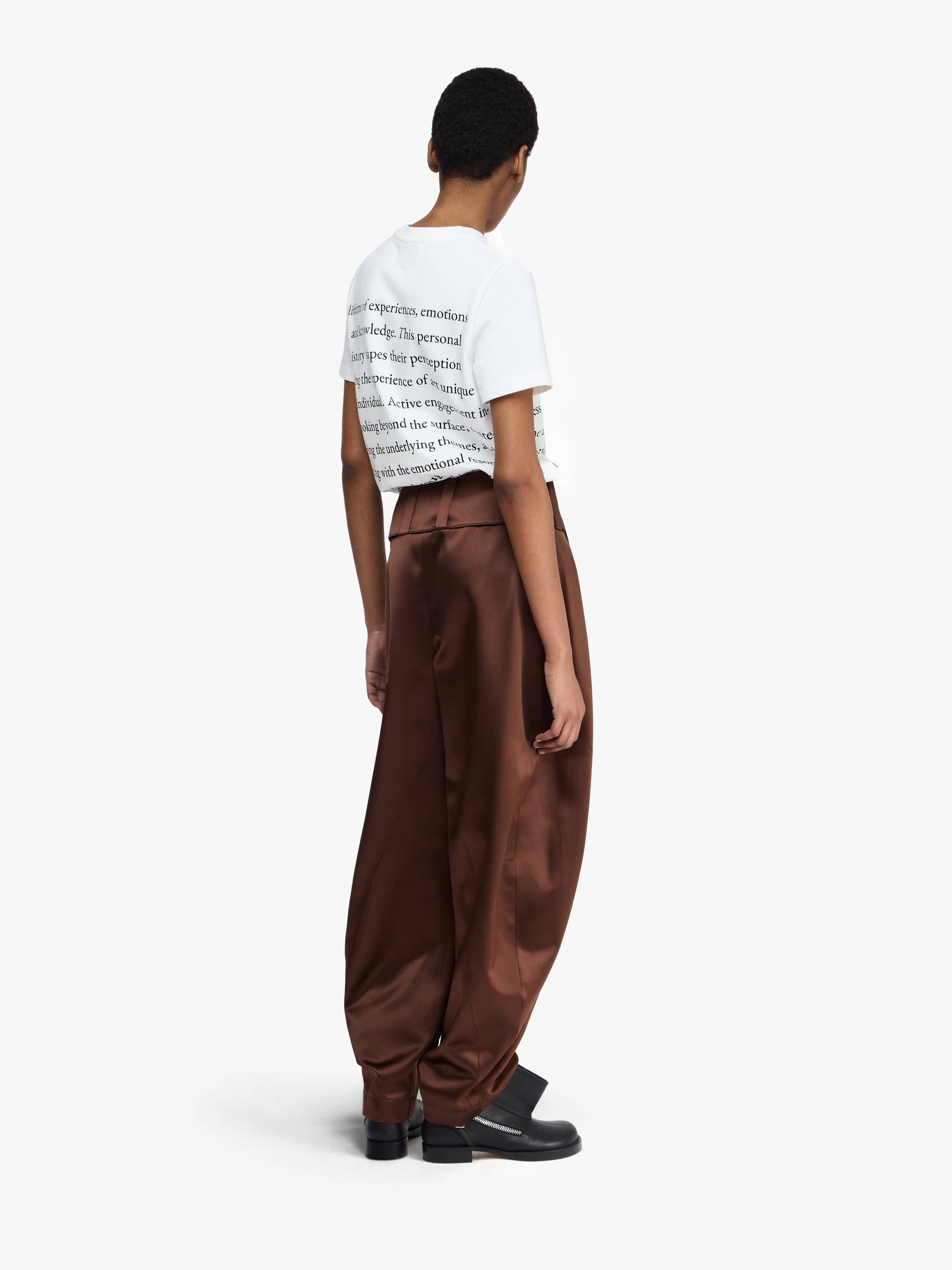 PANTALONI CON PIEGA E FIBBIA A D