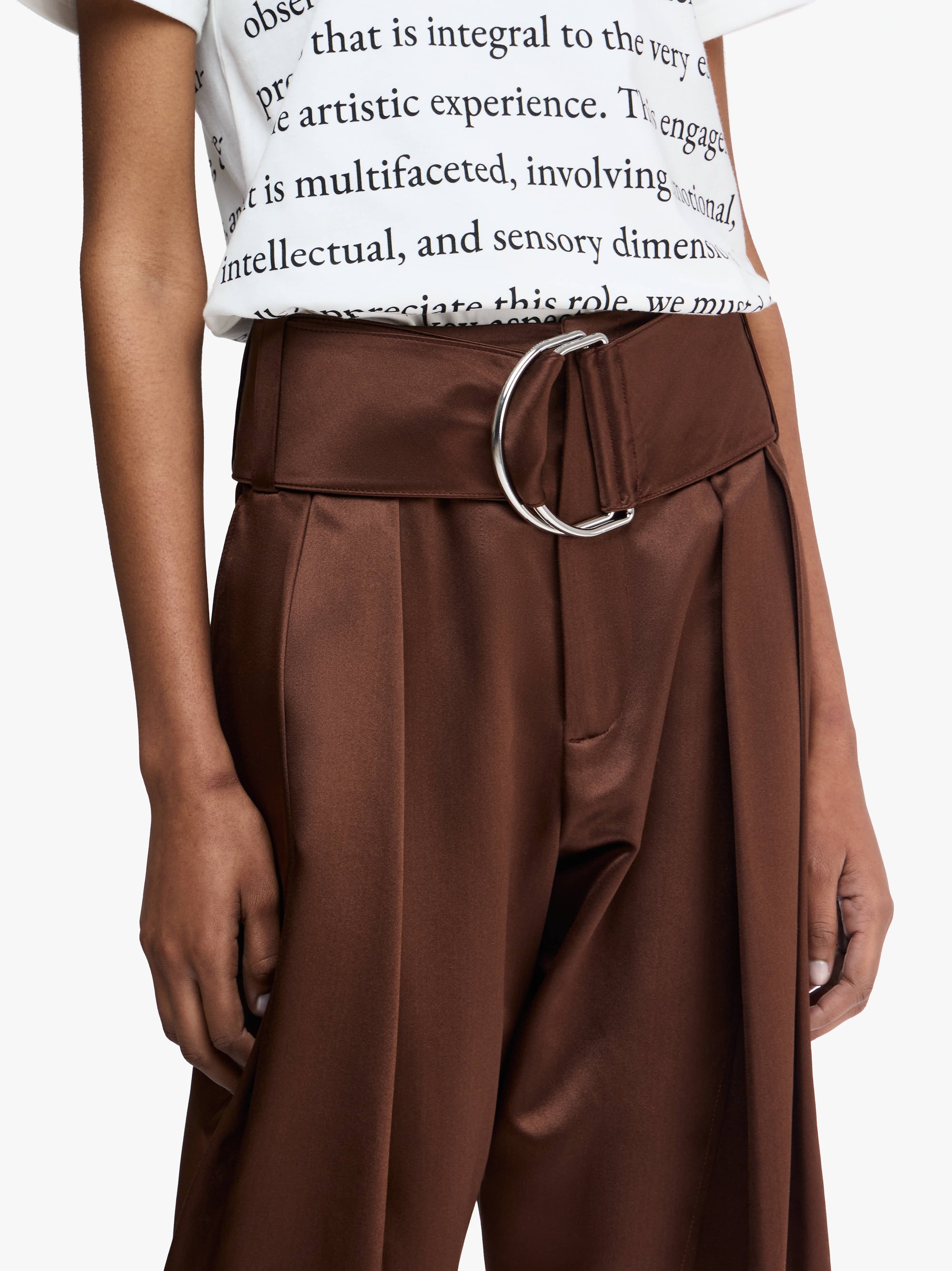 PANTALONI CON PIEGA E FIBBIA A D