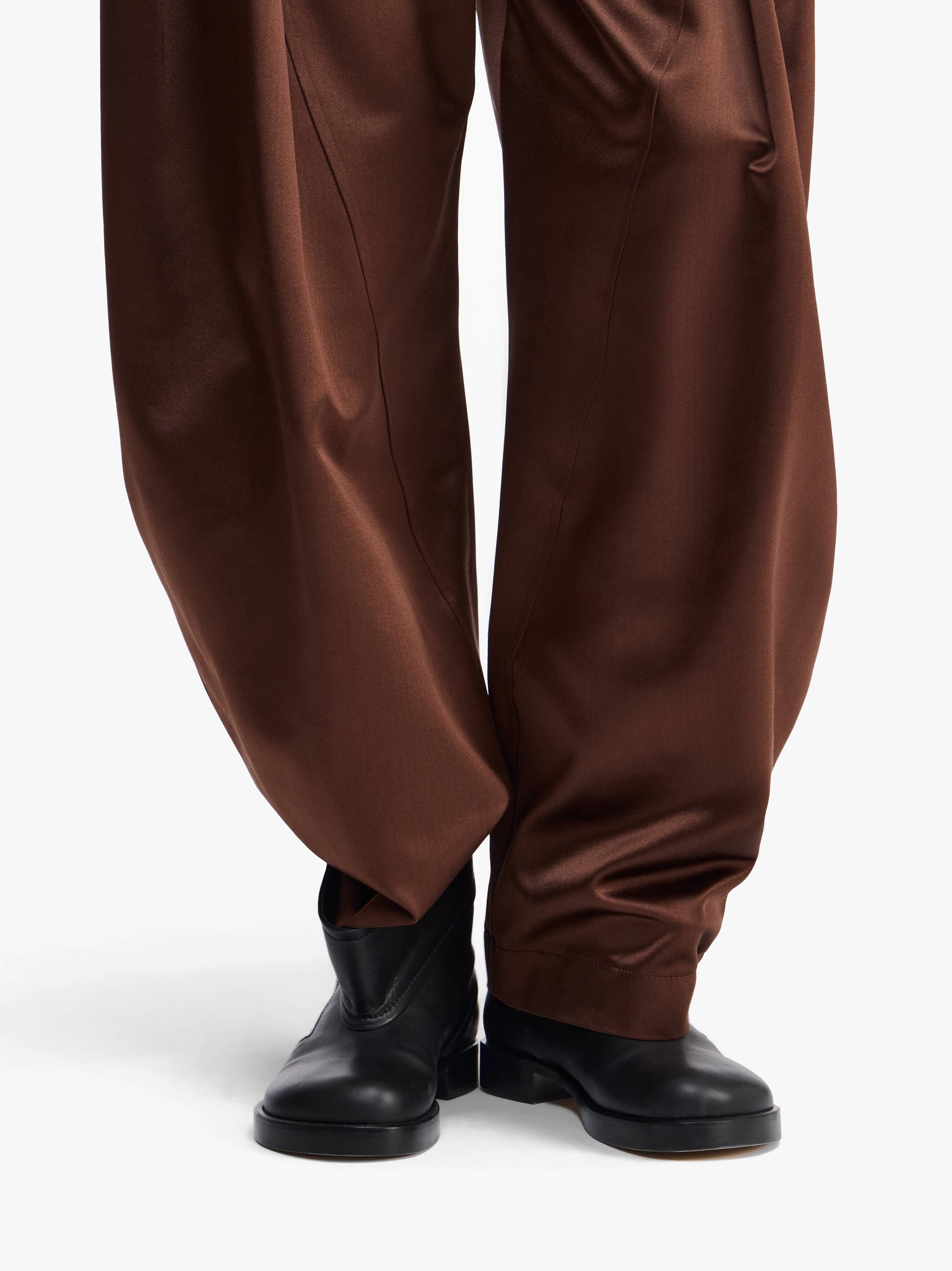 PANTALONI CON PIEGA E FIBBIA A D