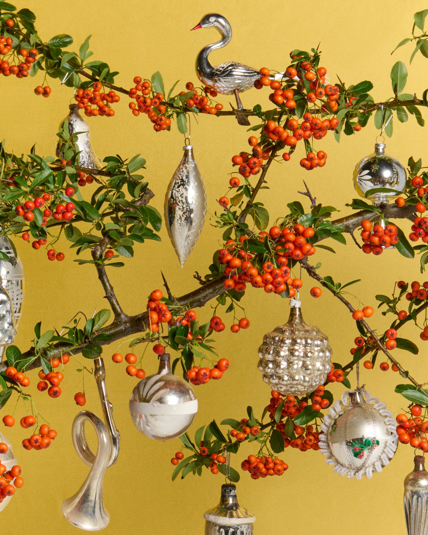 LARGE VINTAGE CHRISTMAS ORNAMENT IN MULTICOLOUR