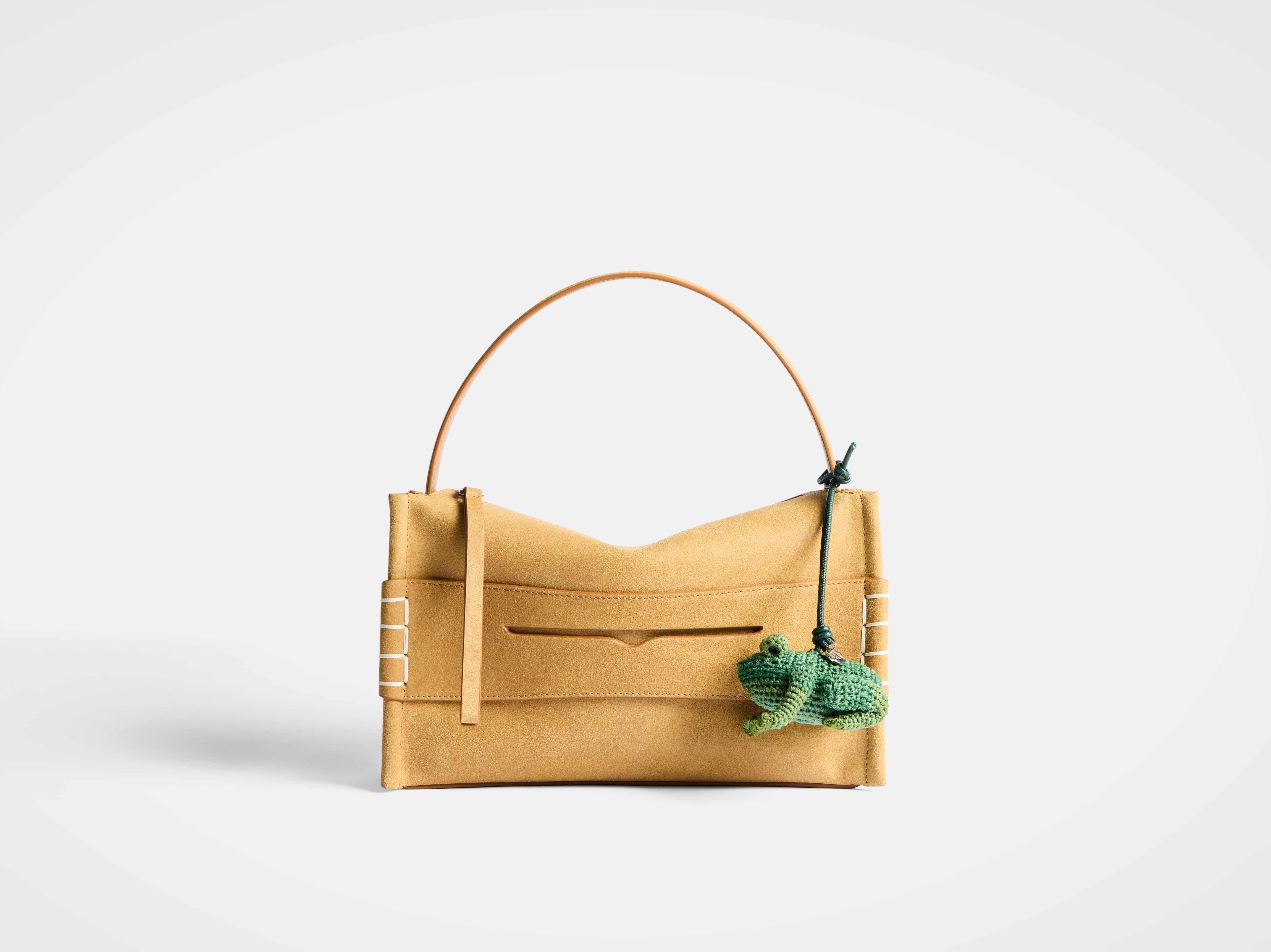 JW Anderson バッグチャーム☆ゾウ HAND-CROCHETED FROG CHARM in GREEN AC0422FA0496500O/S | JW Anderson GB