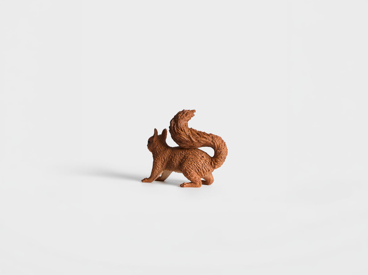 SQUIRREL CLUTCH IN RED BROWN