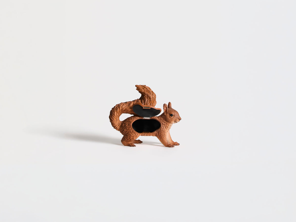 SQUIRREL CLUTCH IN RED BROWN
