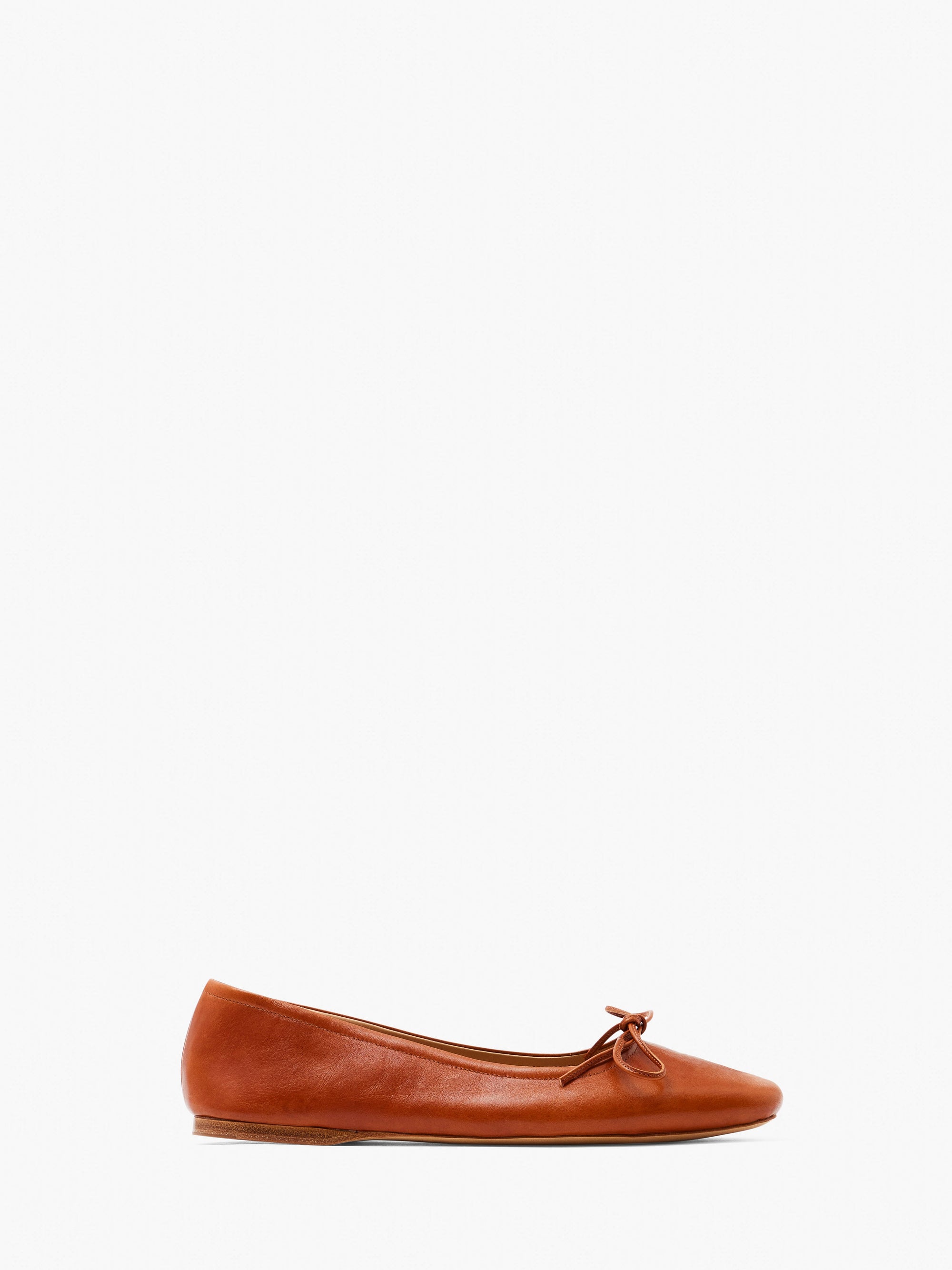 ROUND-TOE LEATHER BALLERINAS