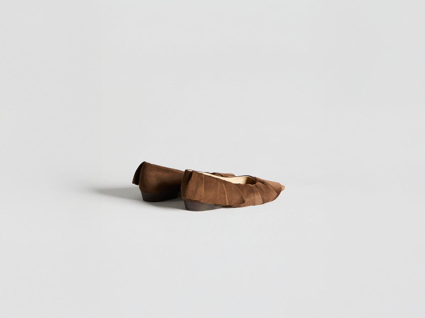 WOMENS RUFFLE BALLERINA FLATS IN BROWN