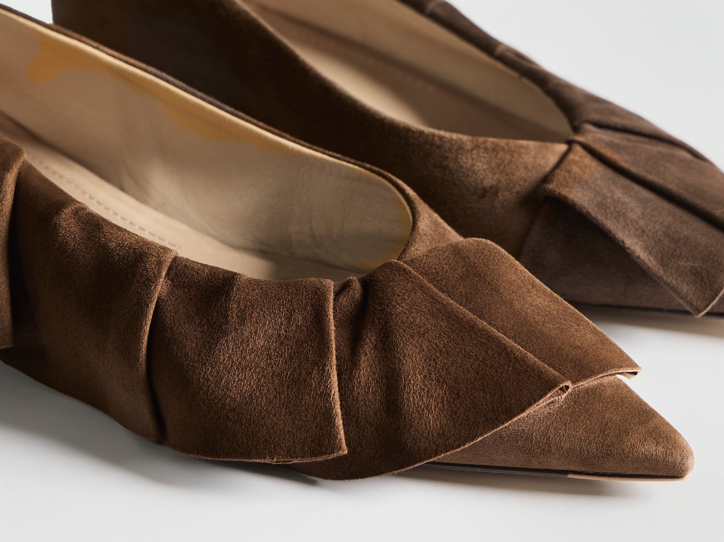 WOMENS RUFFLE BALLERINA FLATS IN BROWN