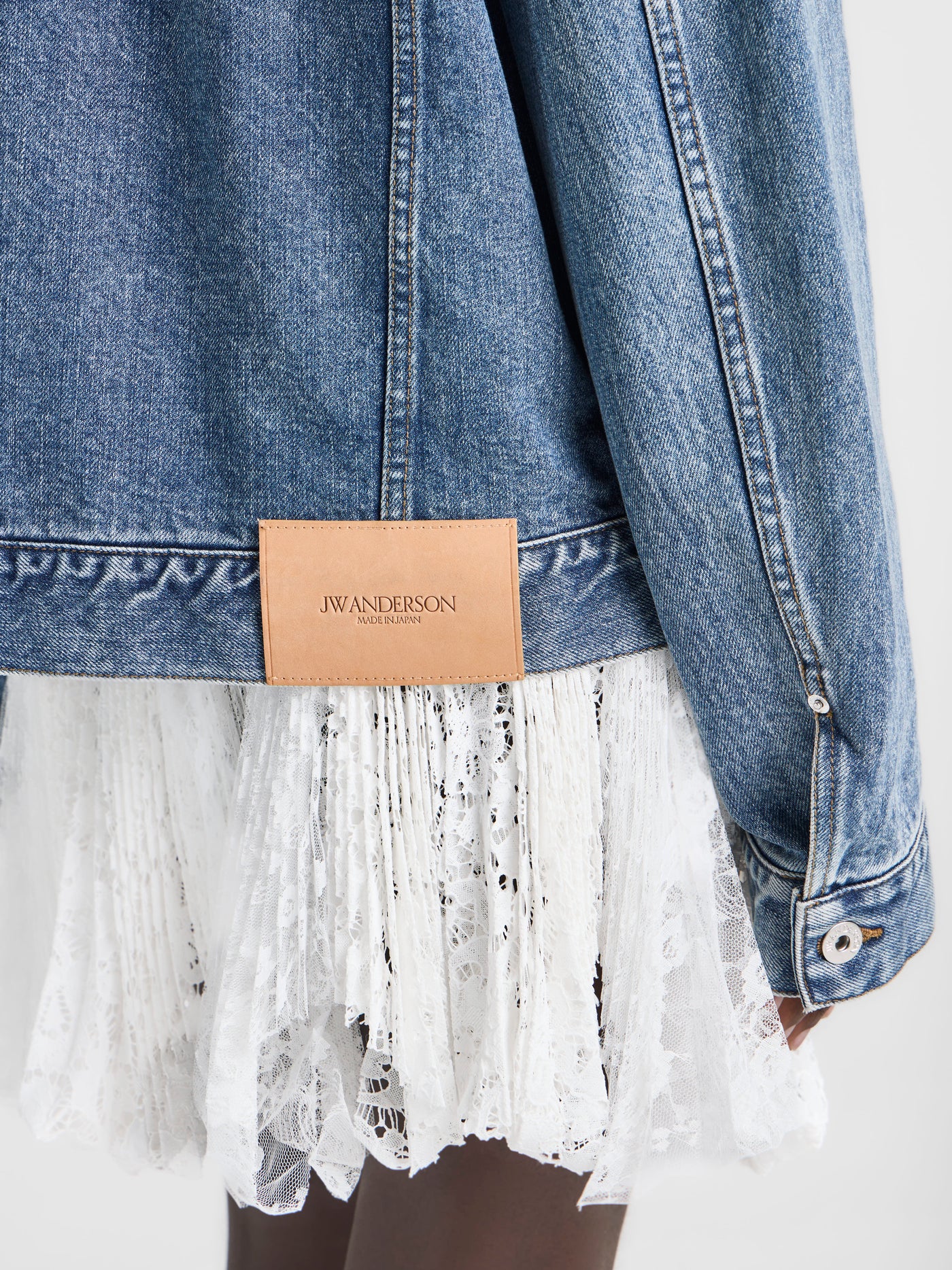 WOMENS CORDUROY COLLAR DENIM JACKET IN MID-BLUE