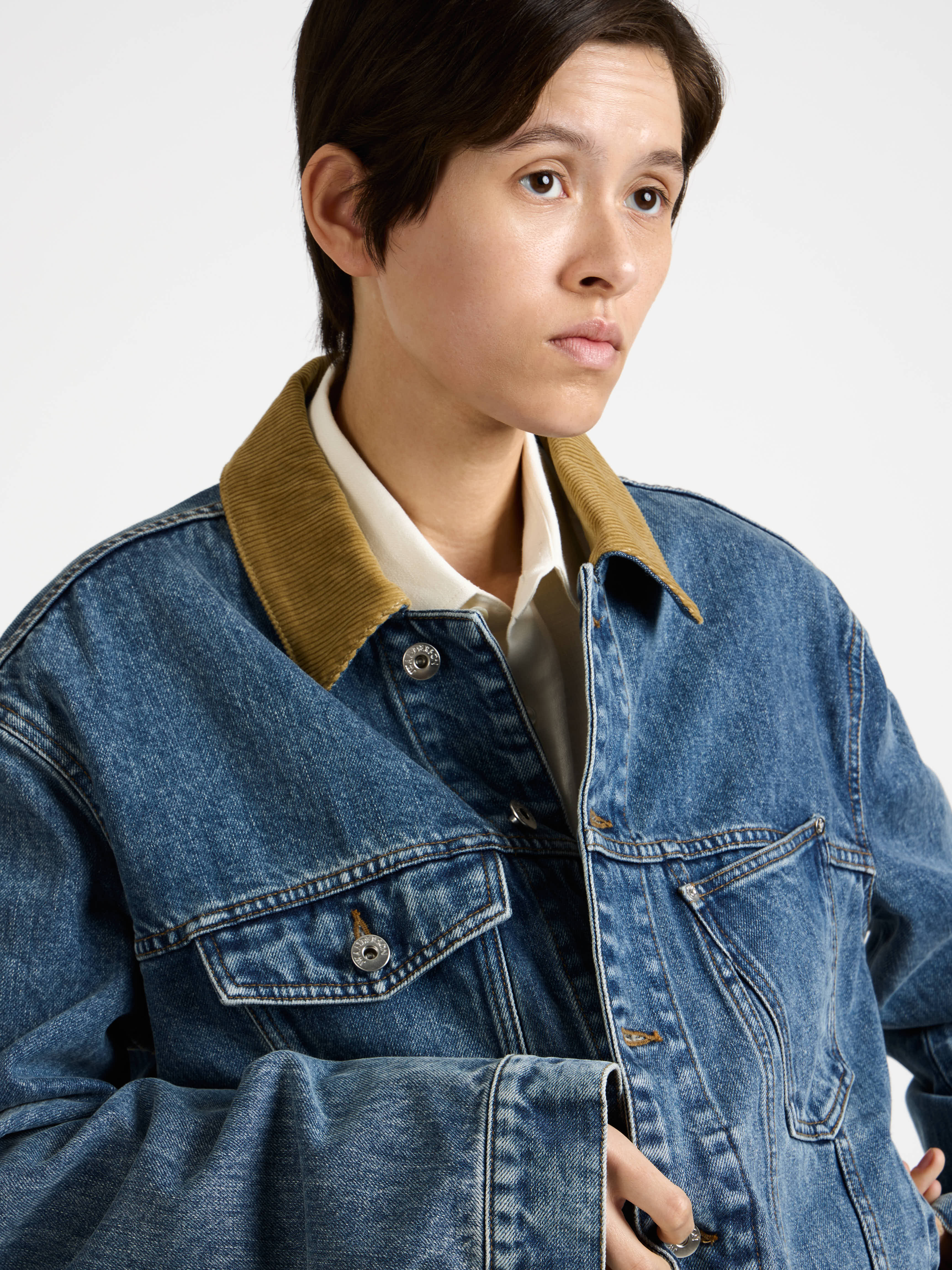 WOMENS CORDUROY COLLAR DENIM JACKET IN MID-BLUE in MID BLUE