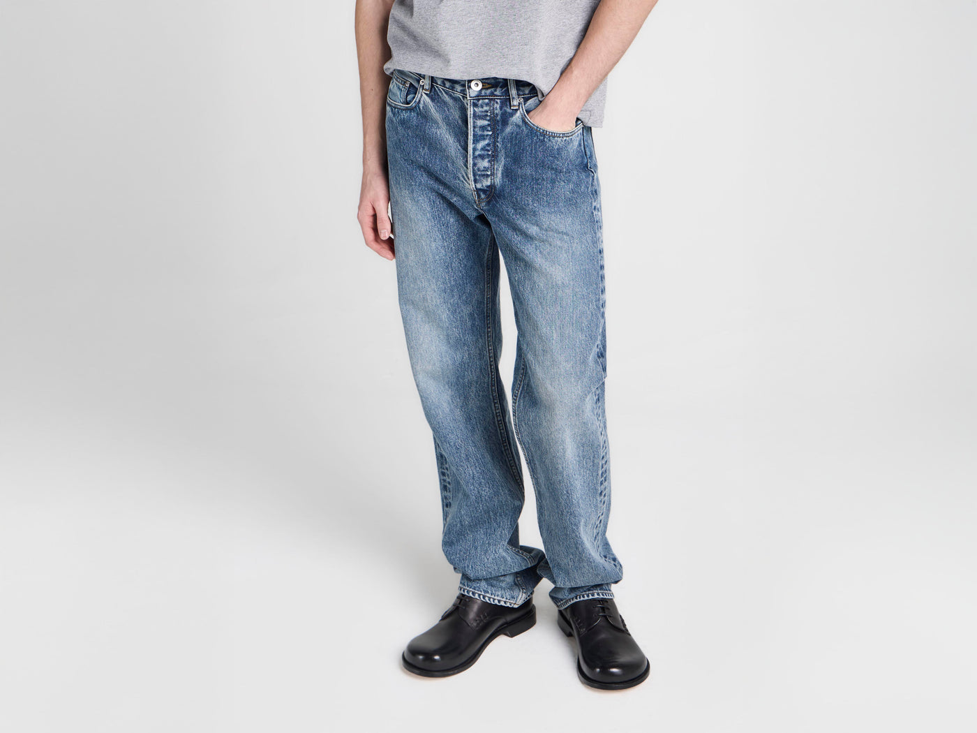 MENS STRAIGHT LEG DENIM JEANS IN MID BLUE