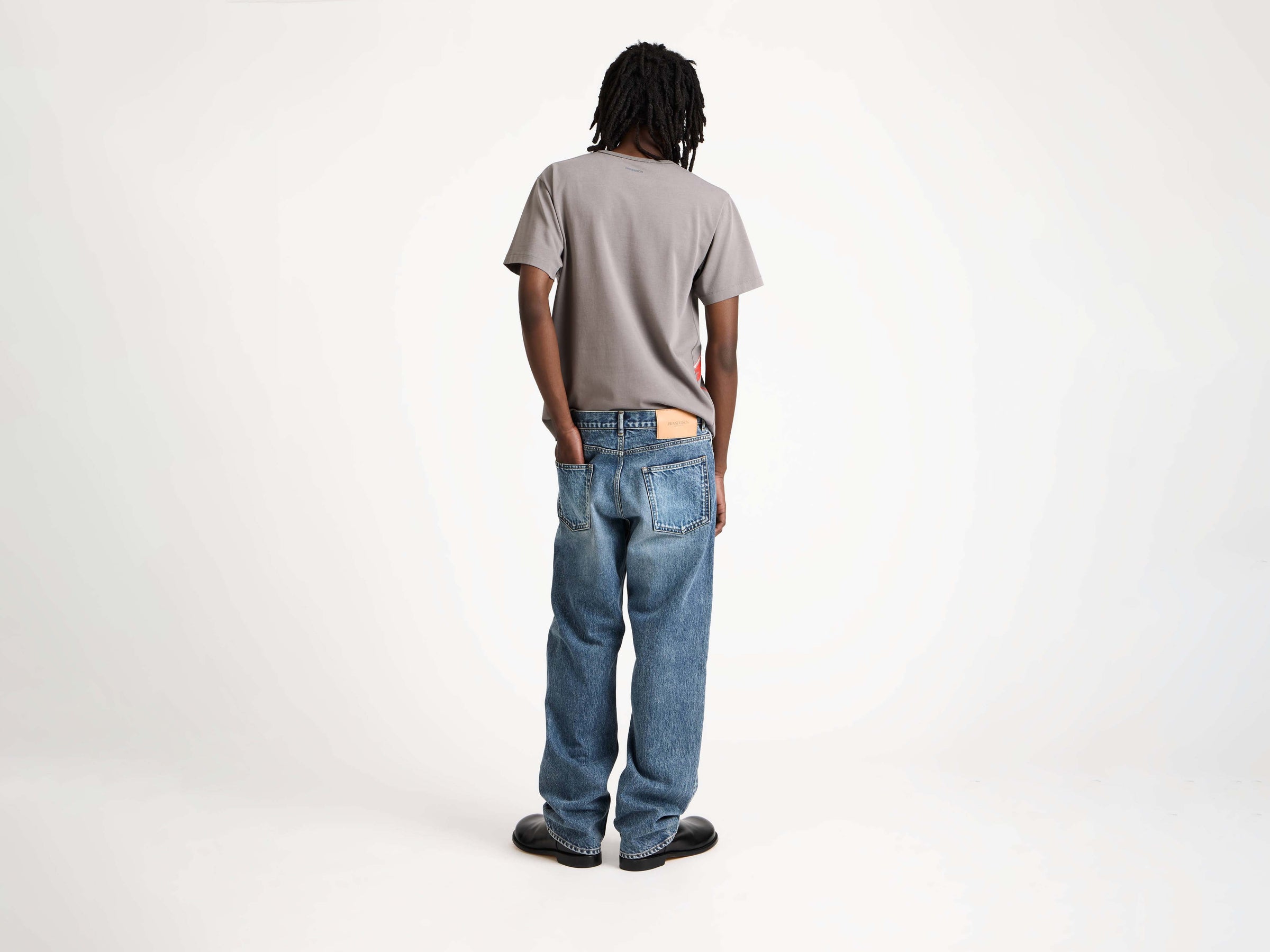 STRAIGHT LEG JEANS IN MID BLUE