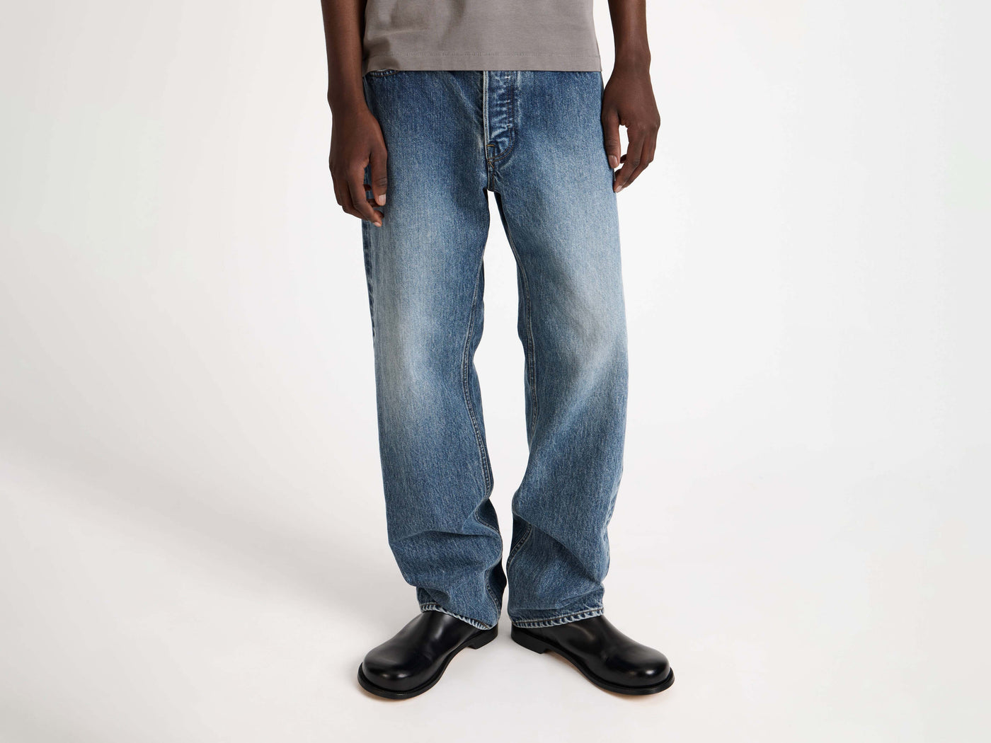 STRAIGHT LEG JEANS IN MID BLUE