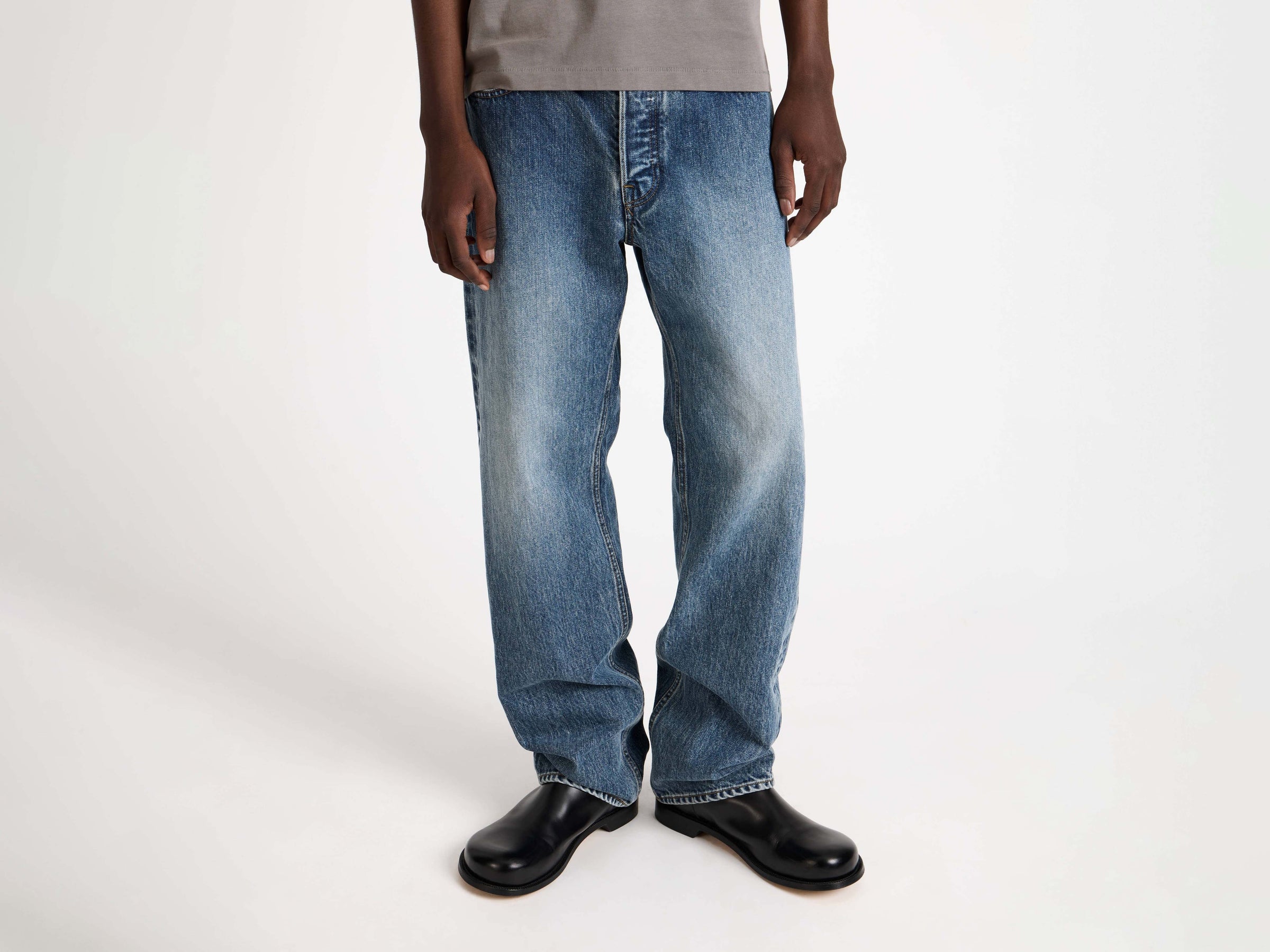 STRAIGHT LEG JEANS IN MID BLUE