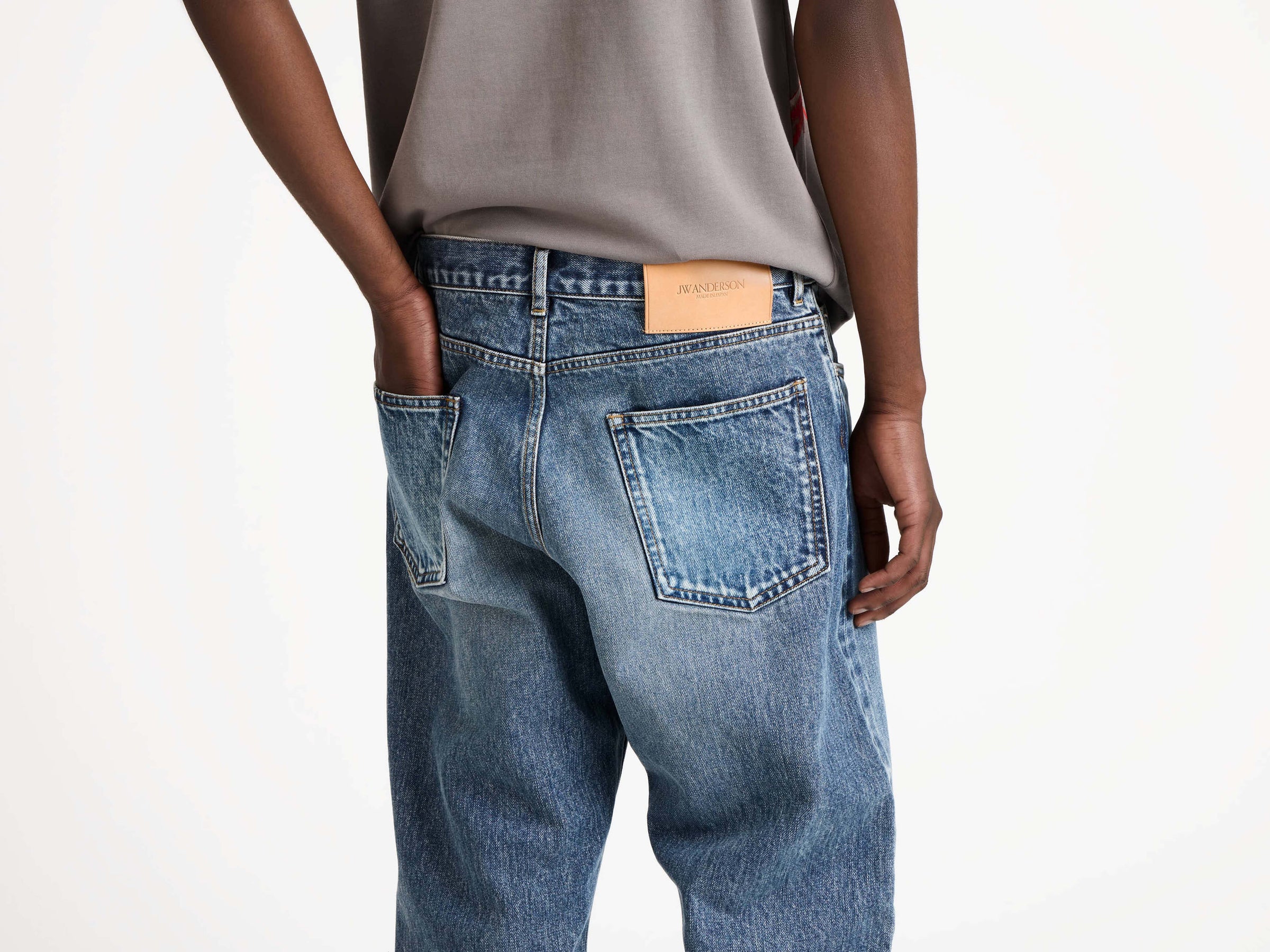 STRAIGHT LEG JEANS IN MID BLUE