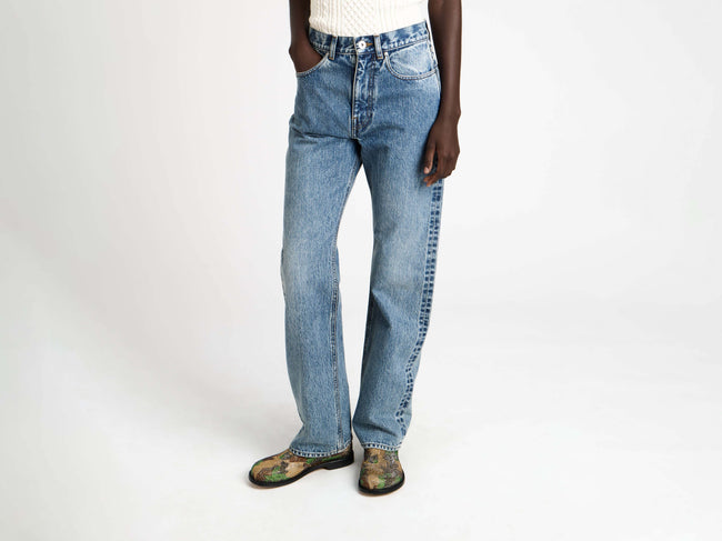 STRAIGHT LEG JEANS IN MID BLUE