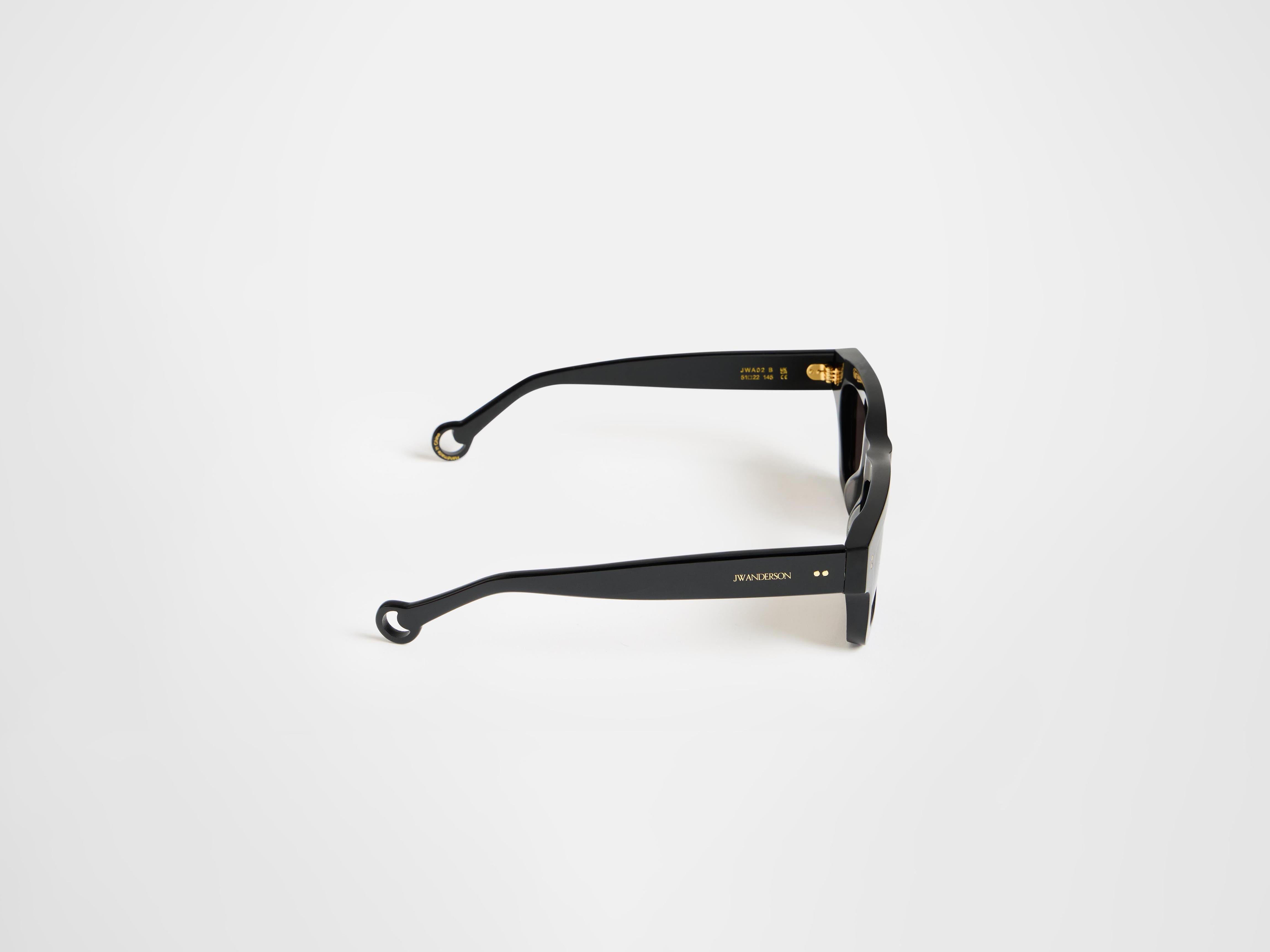 JWA02 RECTANGULAR SUNGLASSES IN BLACK in BLACK