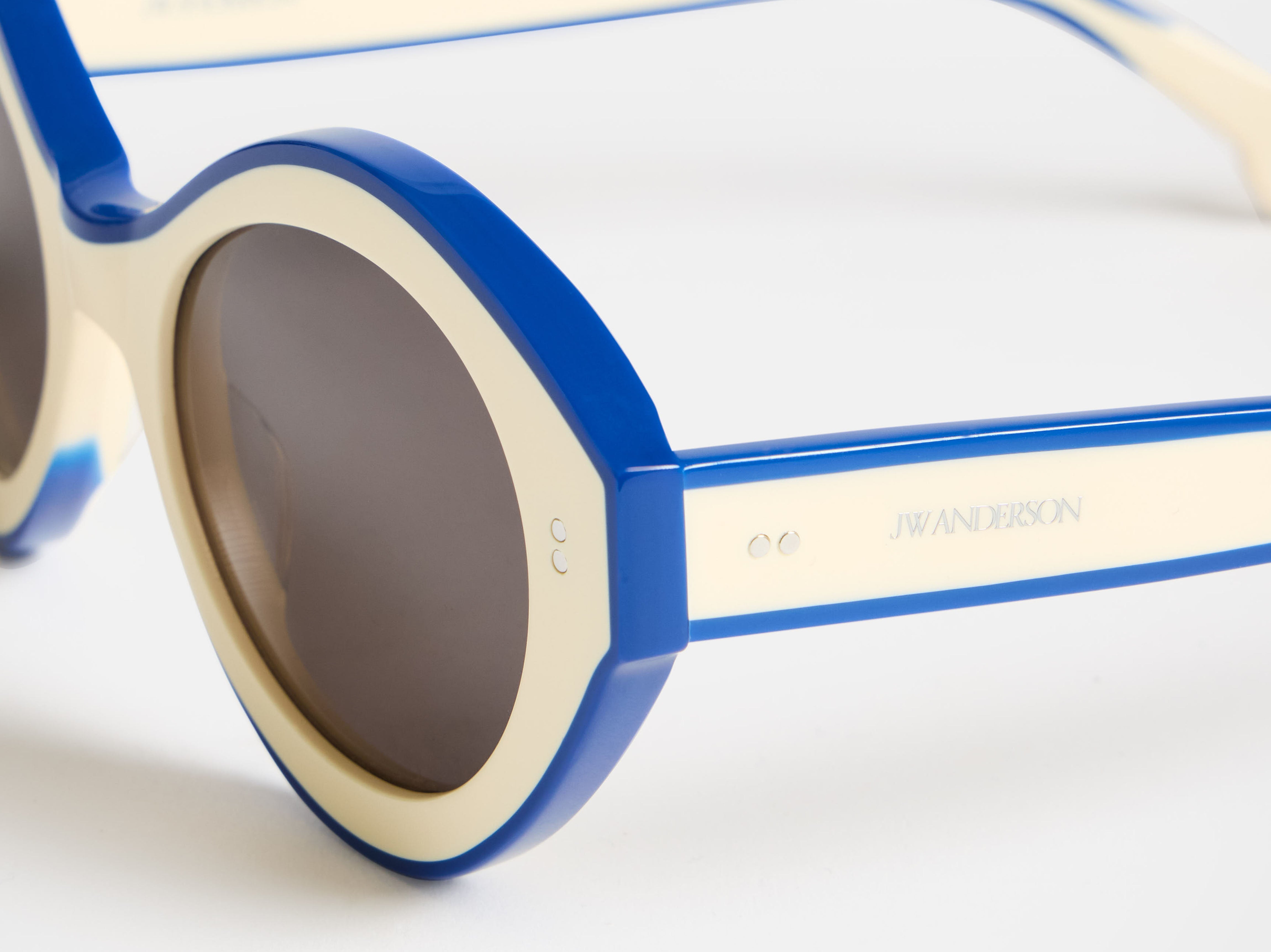 JWA07 BUMPER SUNGLASSES IN WHITE & BLUE in OFF WHITE/BLUE