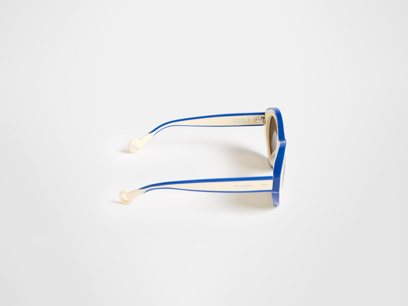 jwa07 bumper off white blue Product Front 8