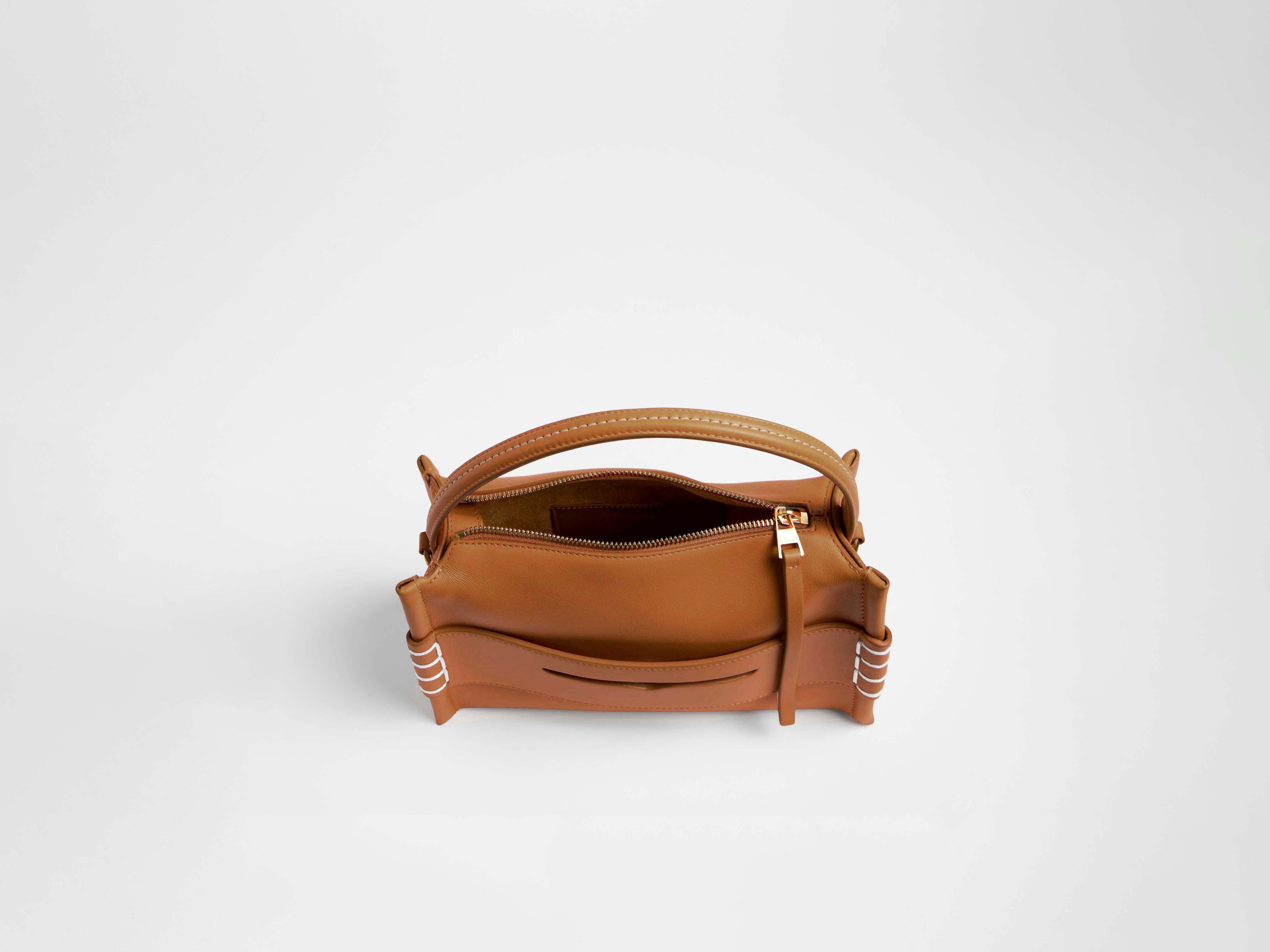 LOAFER BAG IN TAN LEATHER in TAN HB0716LA0383640O/S | JW Anderson US