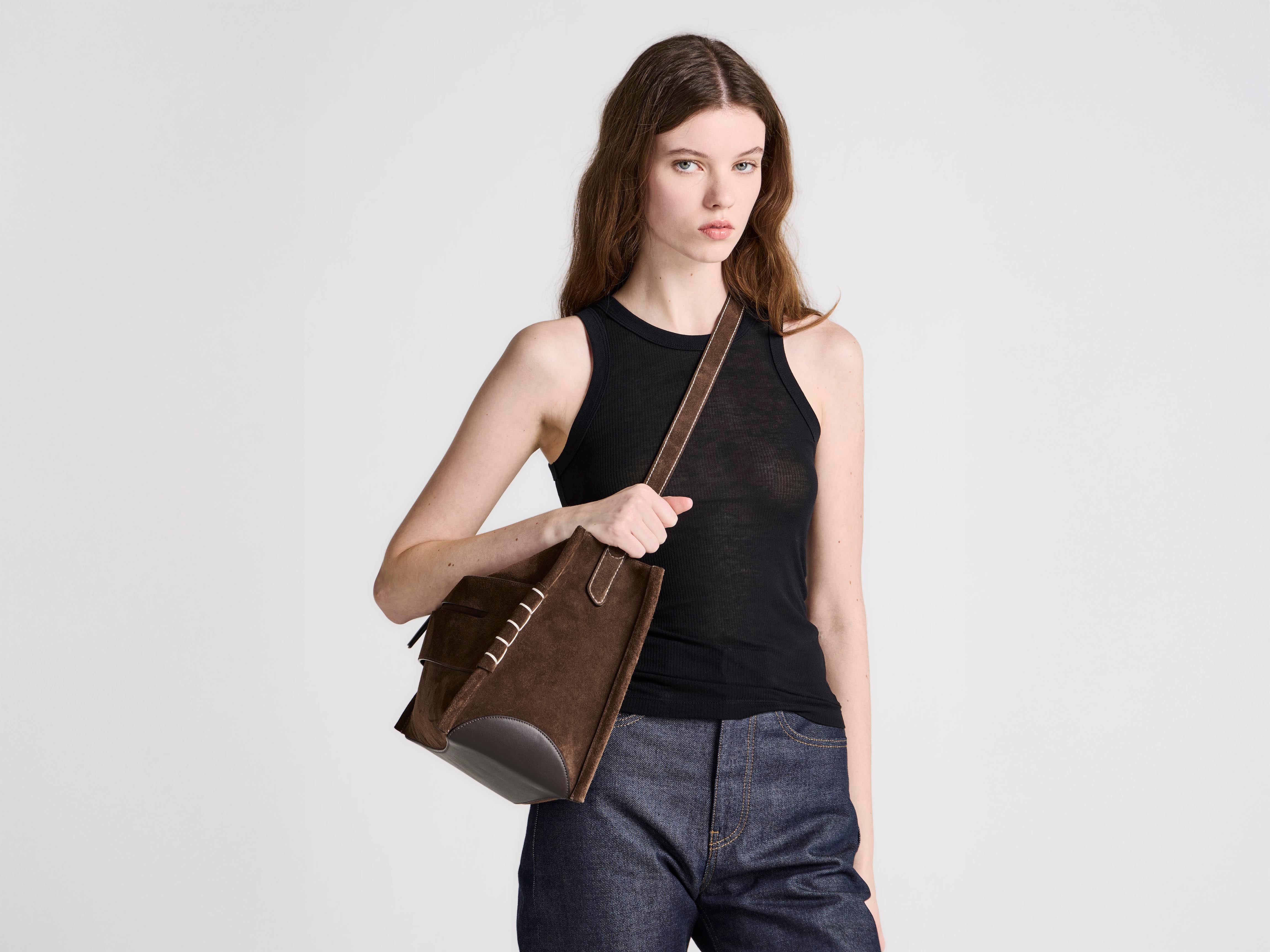 ありま MESSENGER LOAFER BAG IN CHOCOLATE BROWN SUEDE in BROWN
