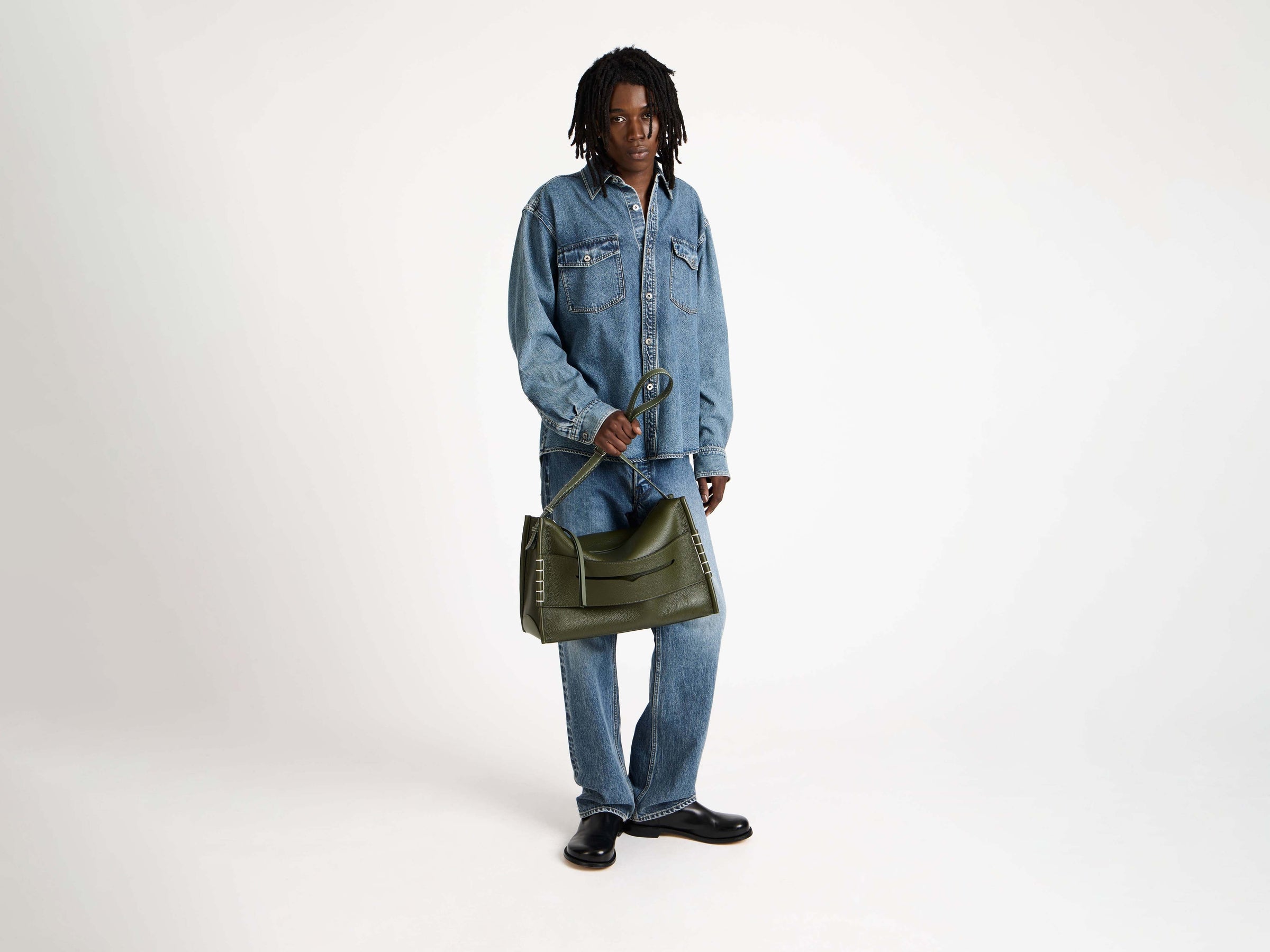messenger loafer bag khaki Model Detail 4