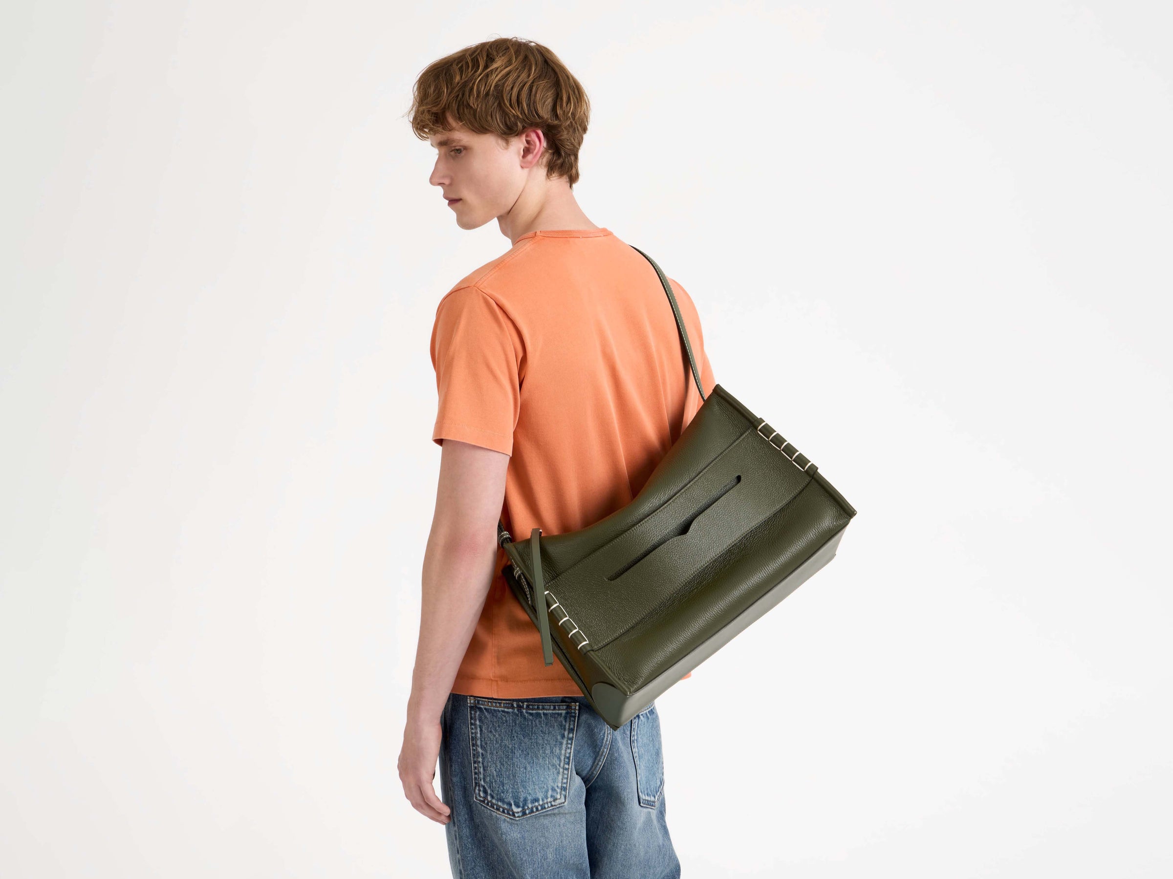 messenger loafer bag khaki Model Detail 6
