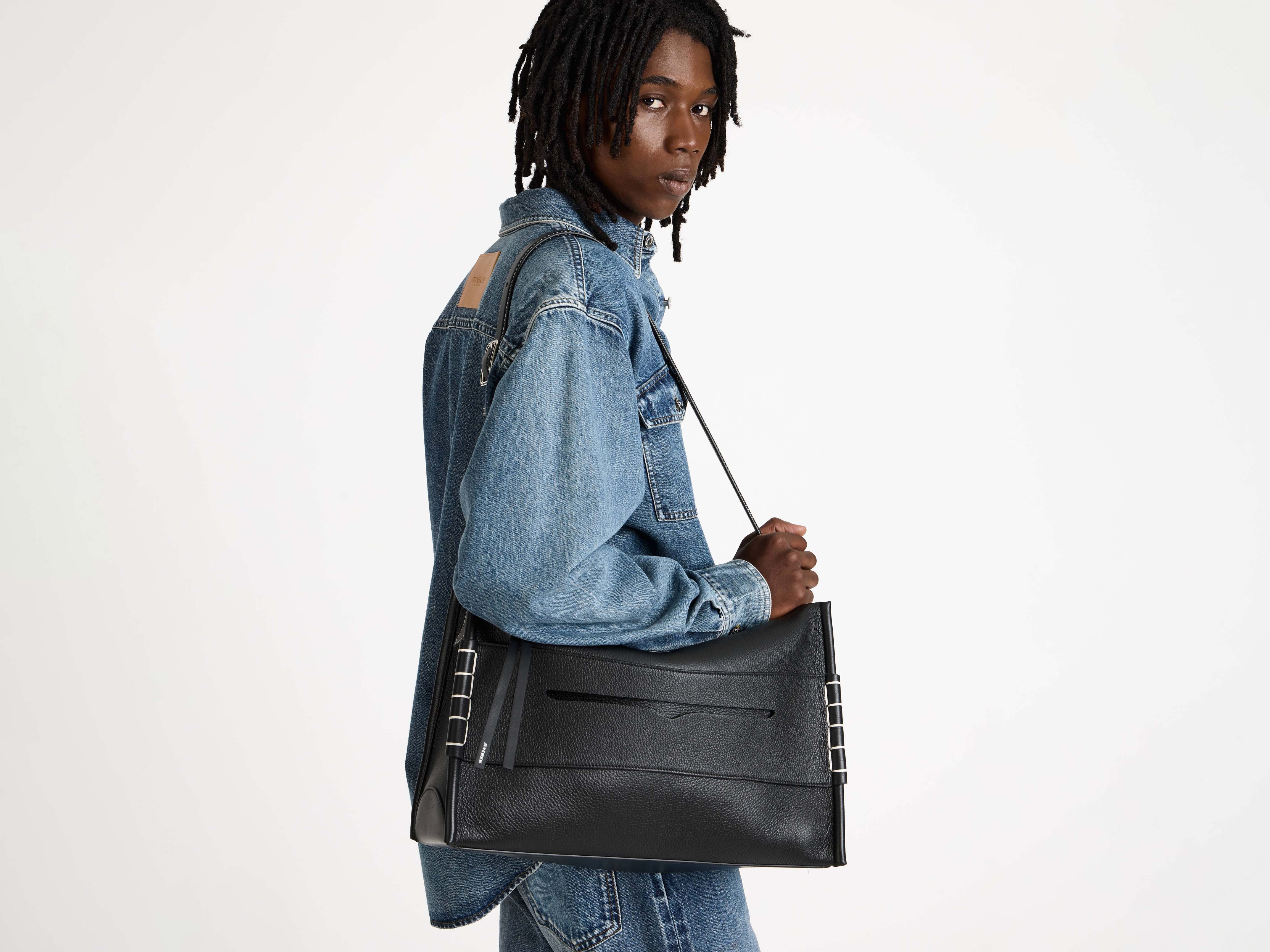 MESSENGER LOAFER BAG IN BLACK LEATHER in BLACK