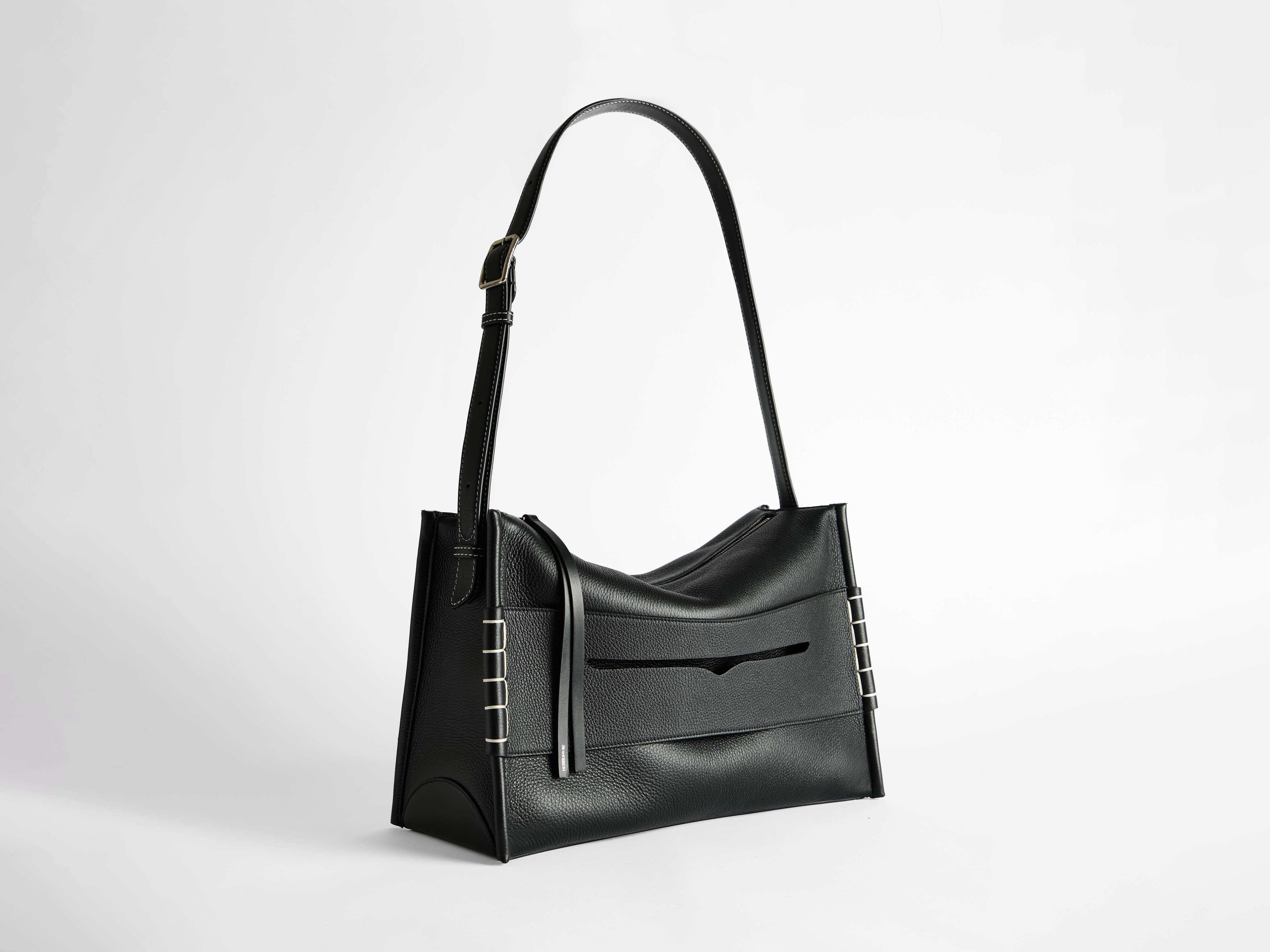 MESSENGER LOAFER BAG IN BLACK LEATHER in BLACK