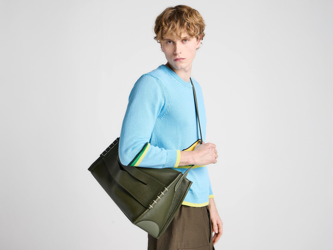 MESSENGER LOAFER BAG IN KHAKI LEATHER