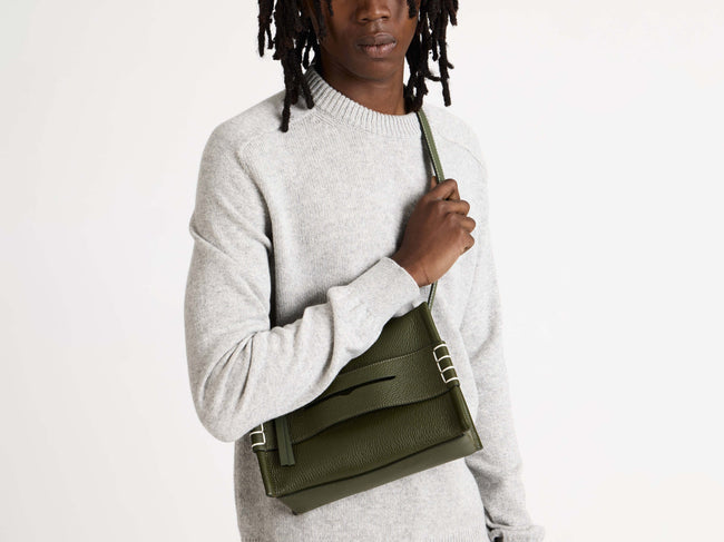small messenger loafer bag khaki Model Detail 1