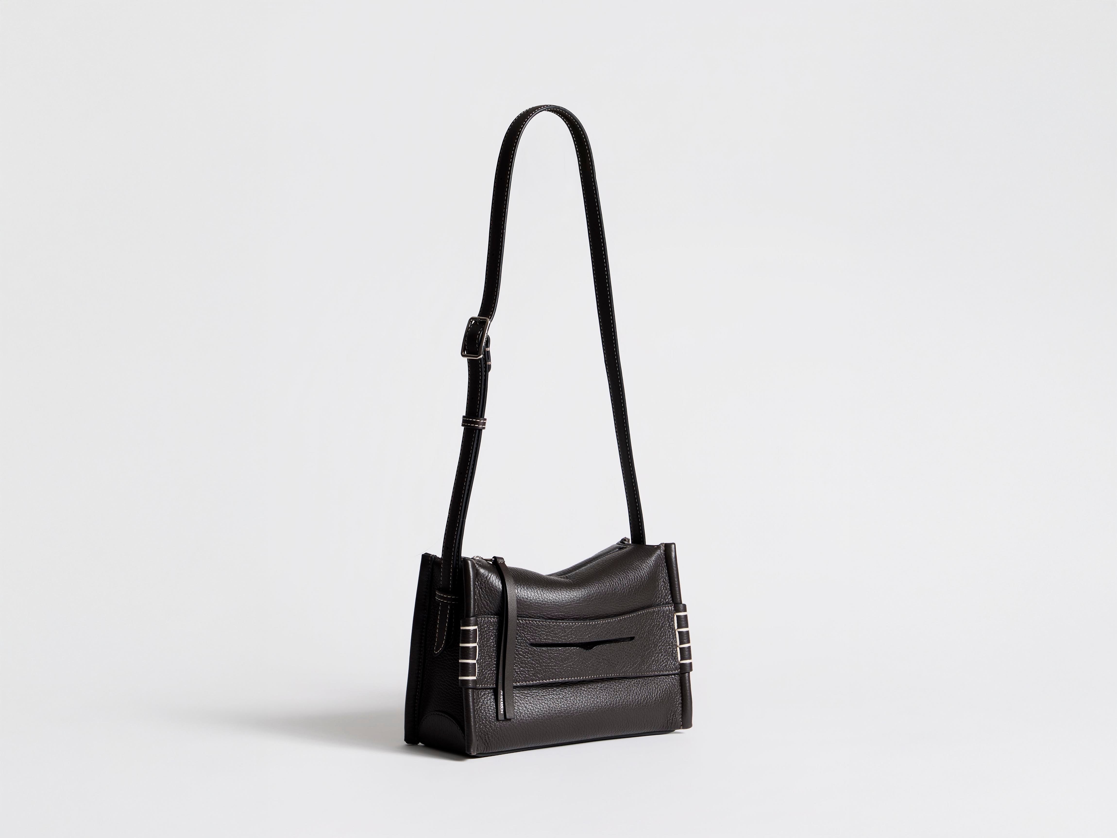 JW Anderson レザーショルダーバッグ　 S SMALL MESSENGER LOAFER BAG IN CHOCOLATE BROWN LEATHER in CHOCOLATE