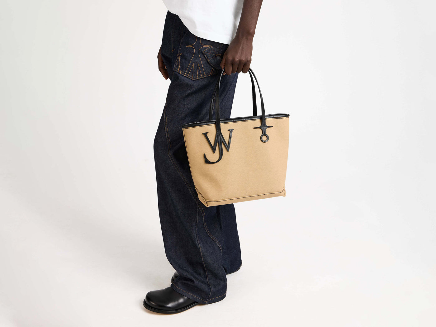 small anchor tote beige black Model Back 1