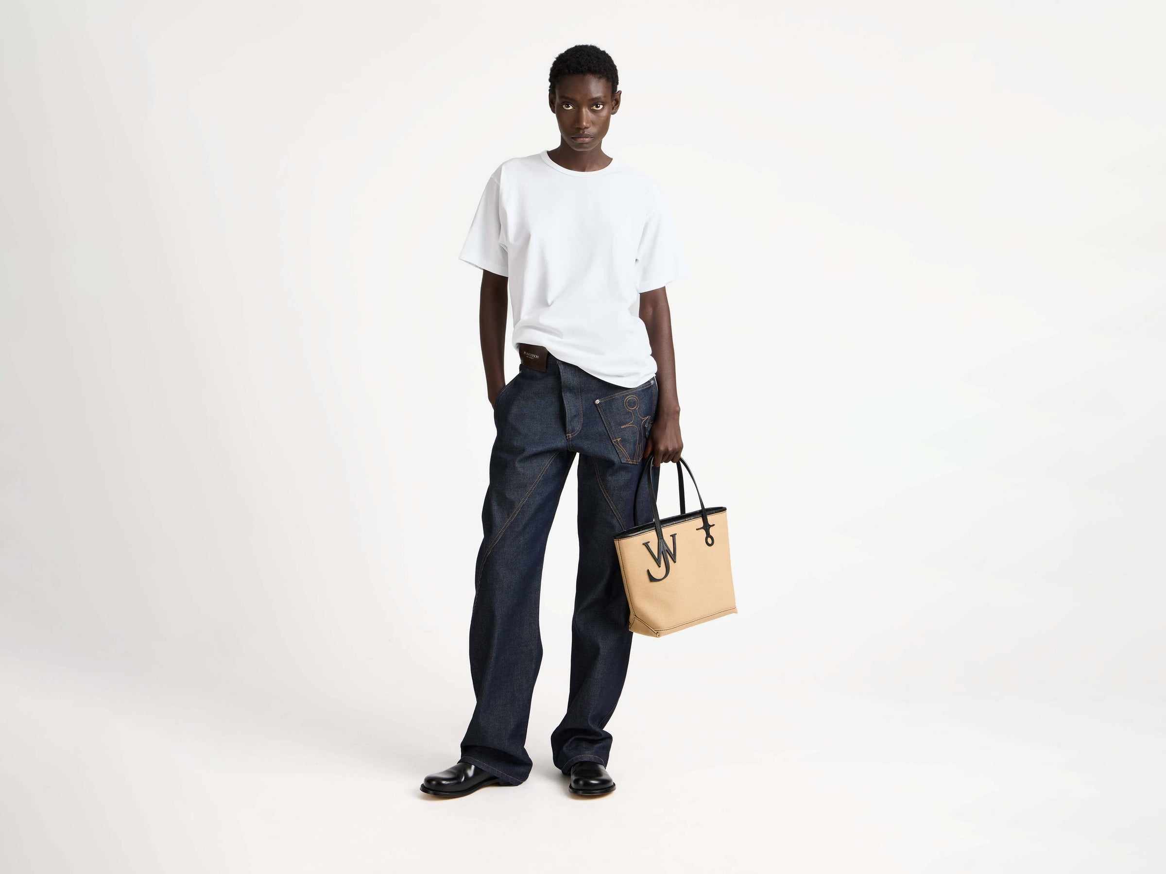 small anchor tote beige black Model Detail 2