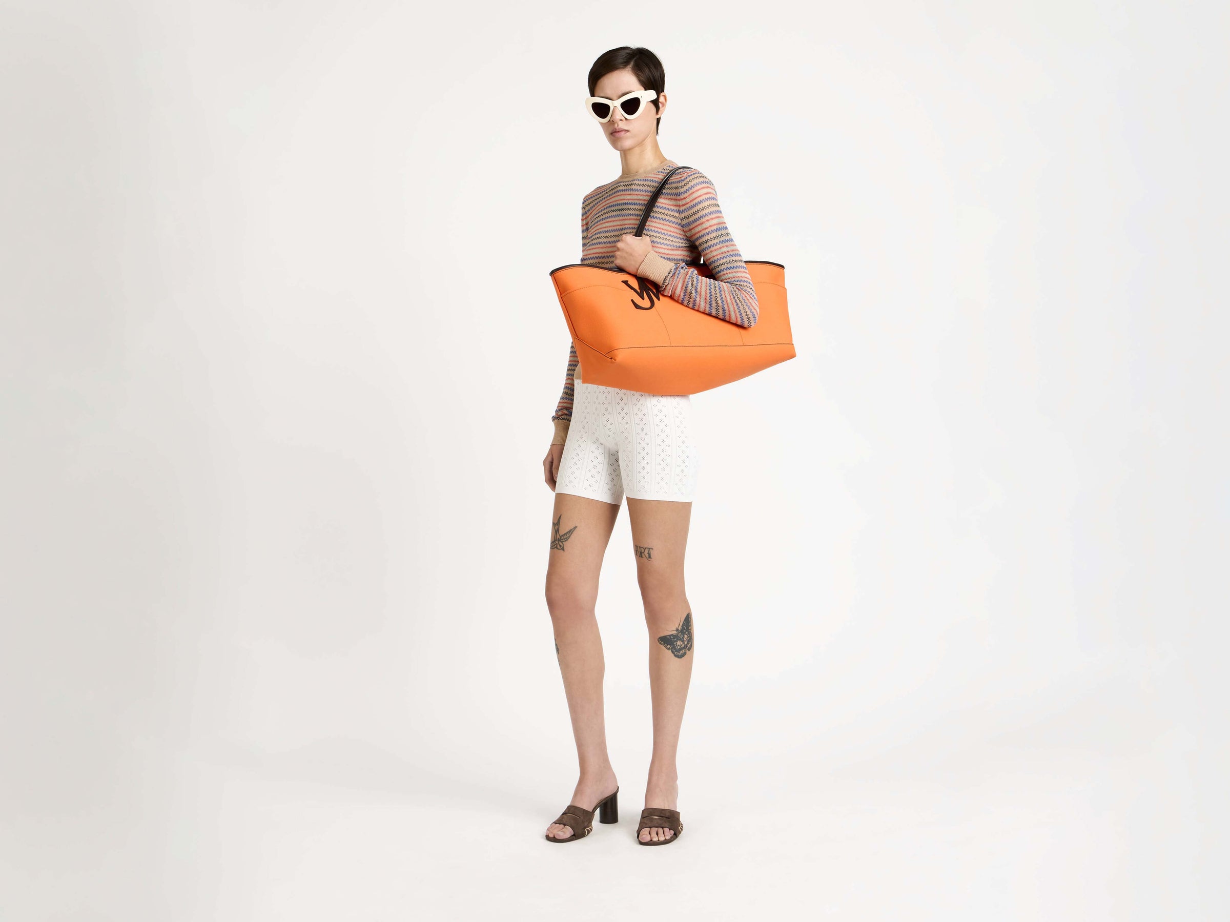 stretch anchor tote orange brown Model Front 3