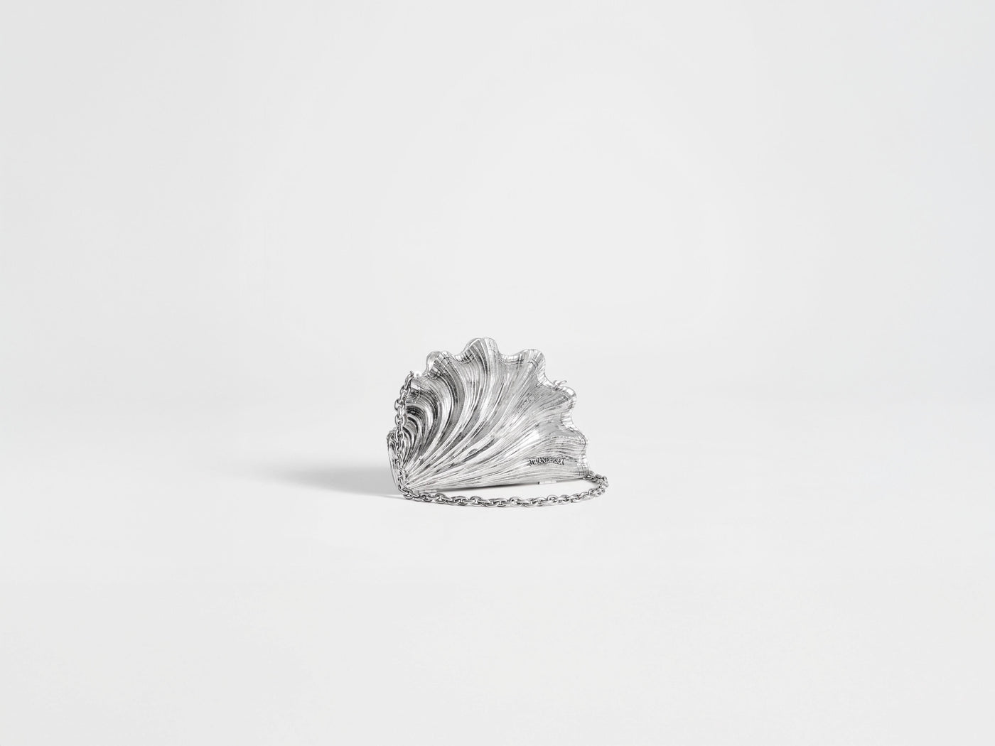 SHELL CLUTCH IN VINTAGE SILVER
