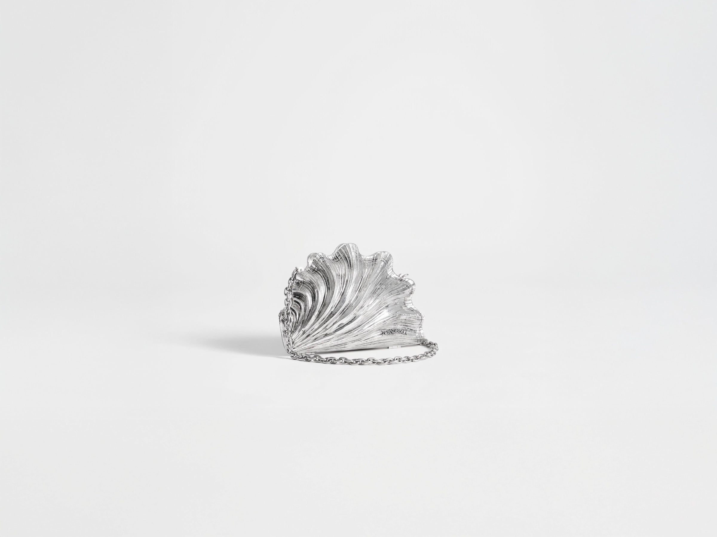 SHELL CLUTCH IN VINTAGE SILVER