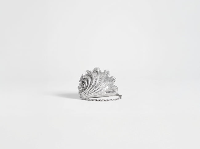 SHELL CLUTCH IN VINTAGE SILVER
