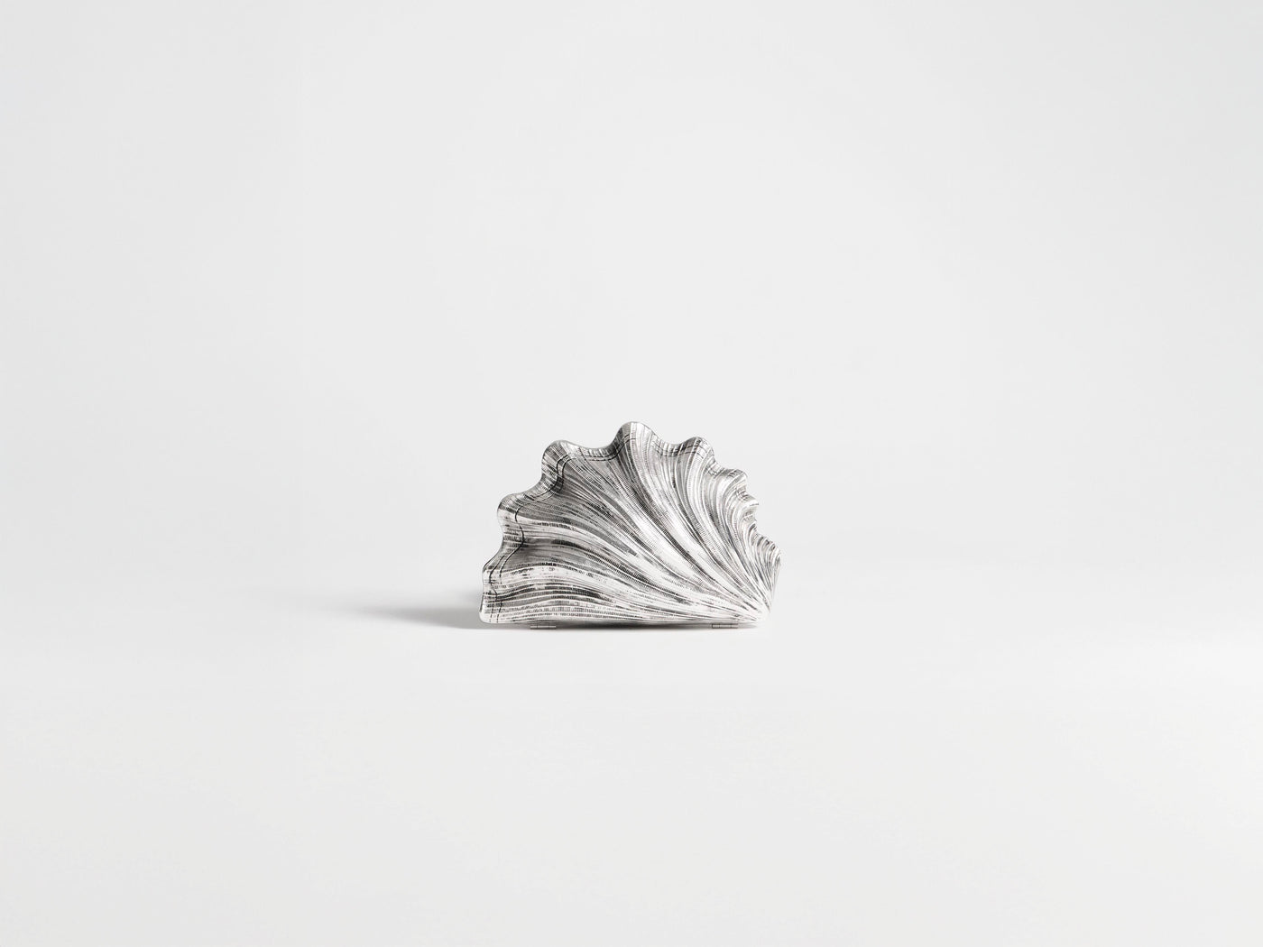 SHELL CLUTCH IN VINTAGE SILVER