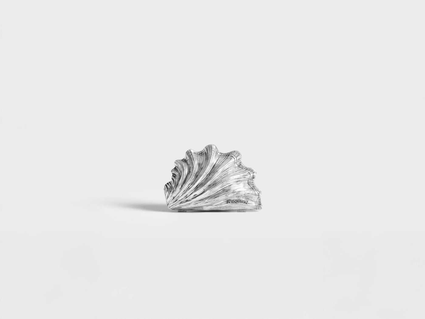 SHELL CLUTCH IN VINTAGE SILVER