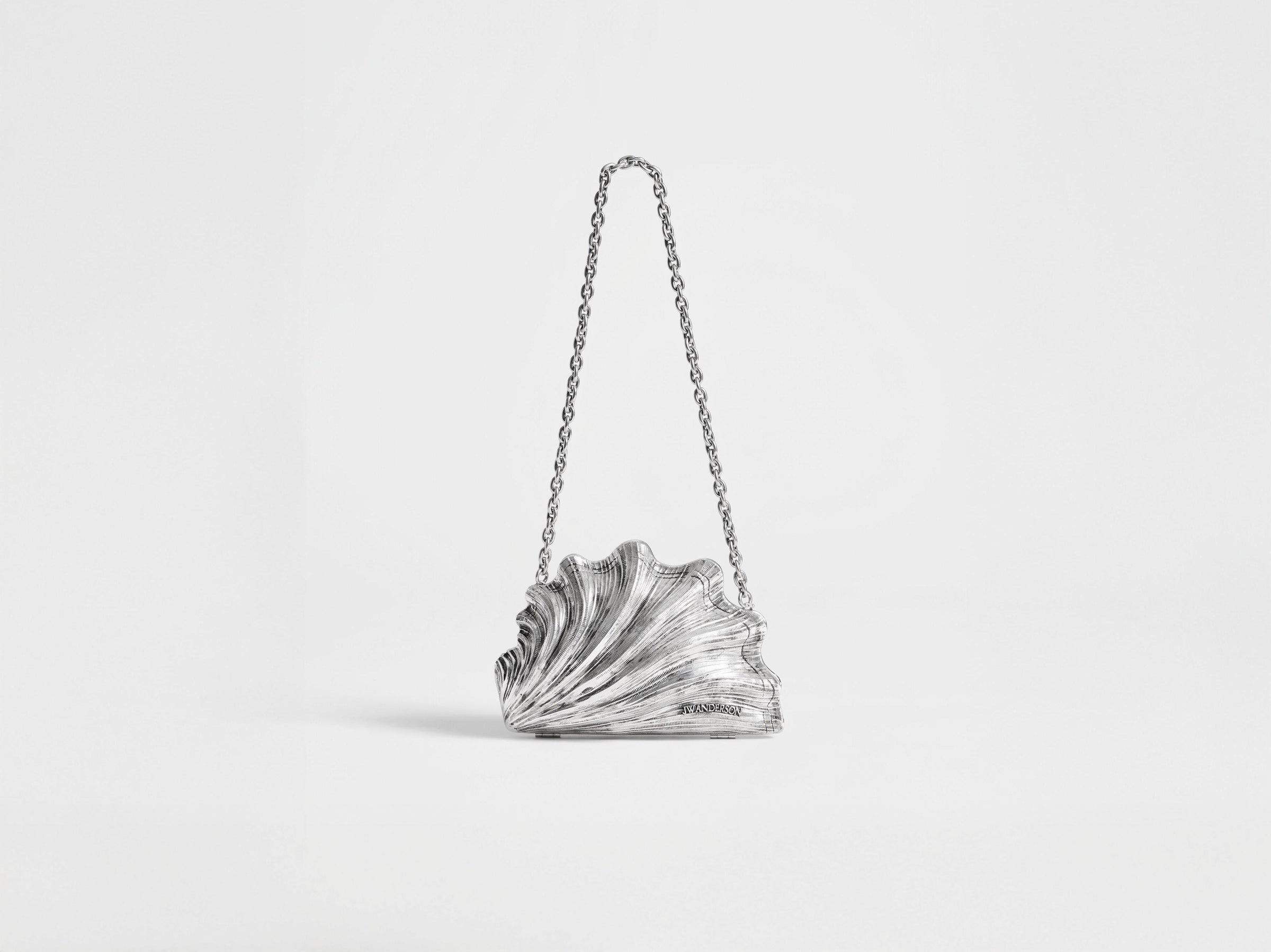 SHELL CLUTCH IN VINTAGE SILVER