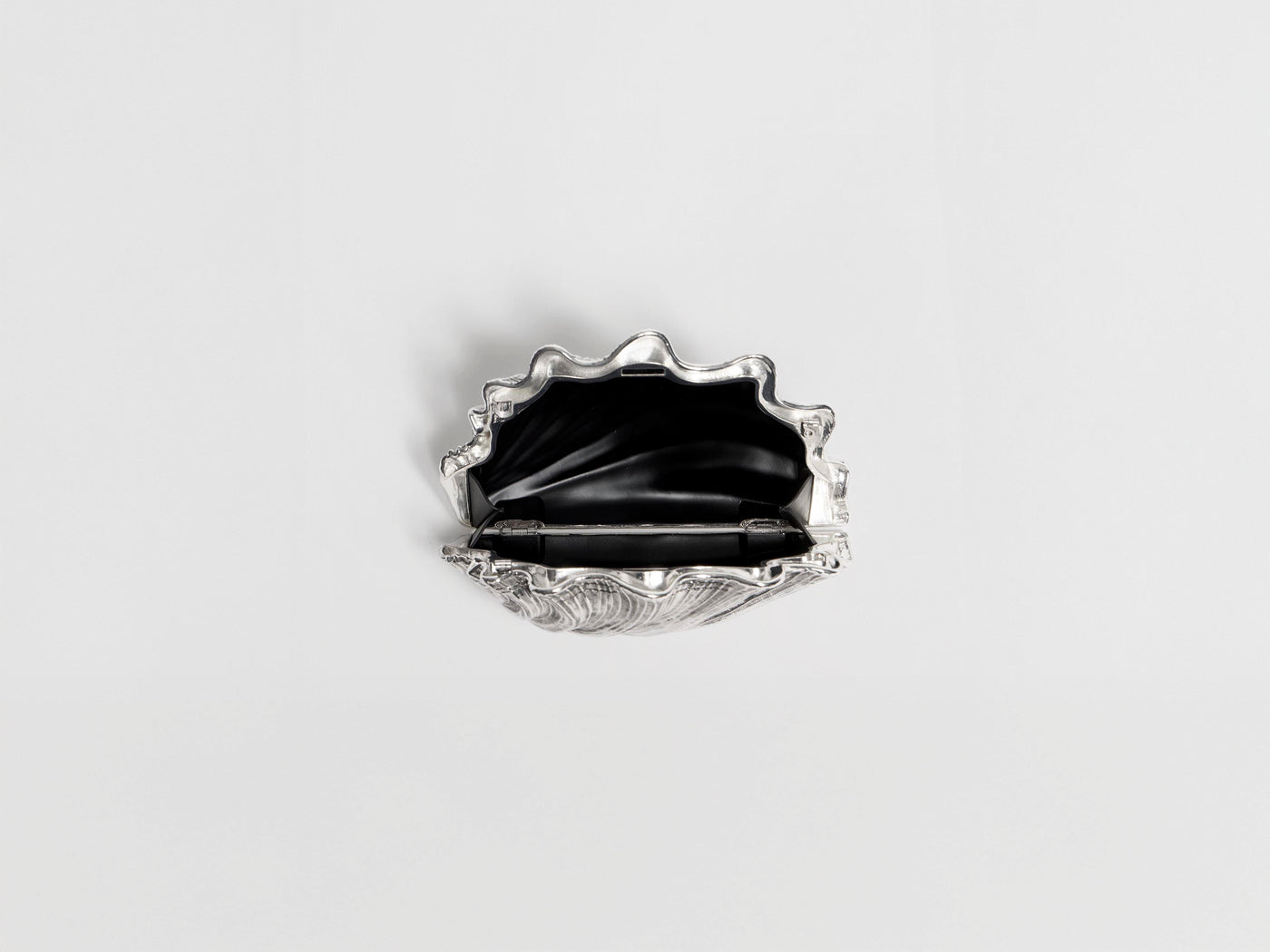 SHELL CLUTCH IN VINTAGE SILVER