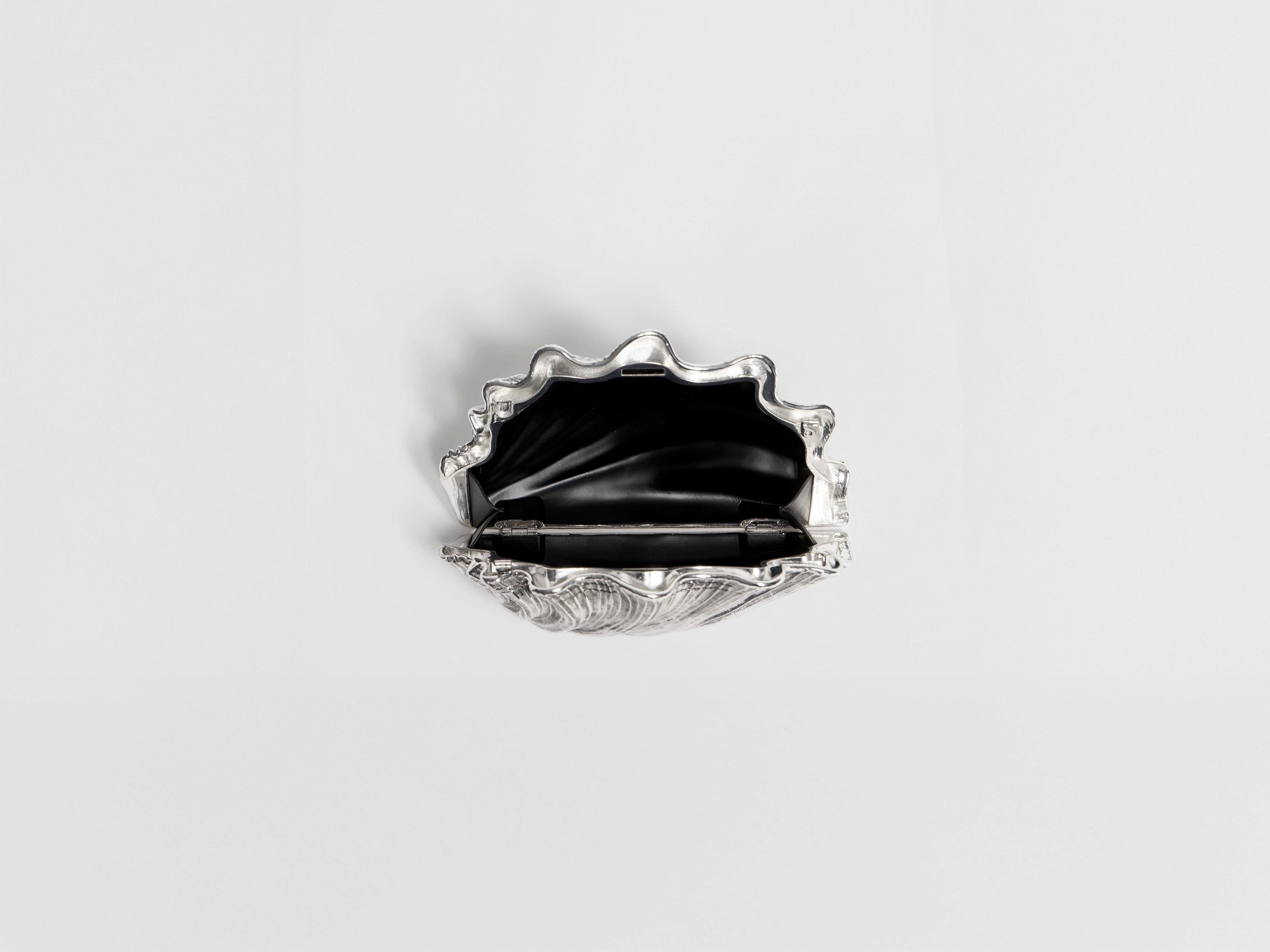 SHELL CLUTCH IN VINTAGE SILVER