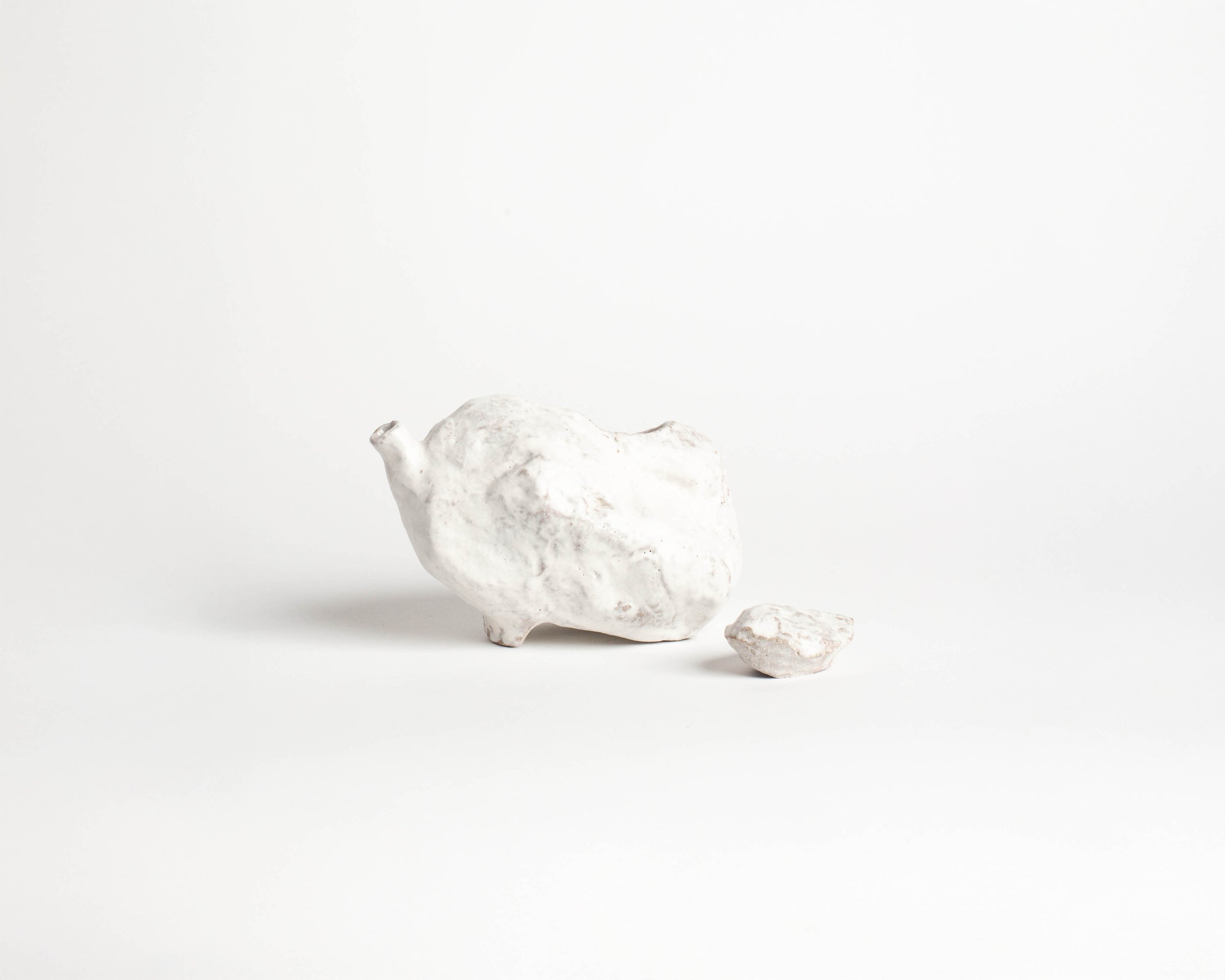 Akiko Hirai Medium Rock Teapot in White