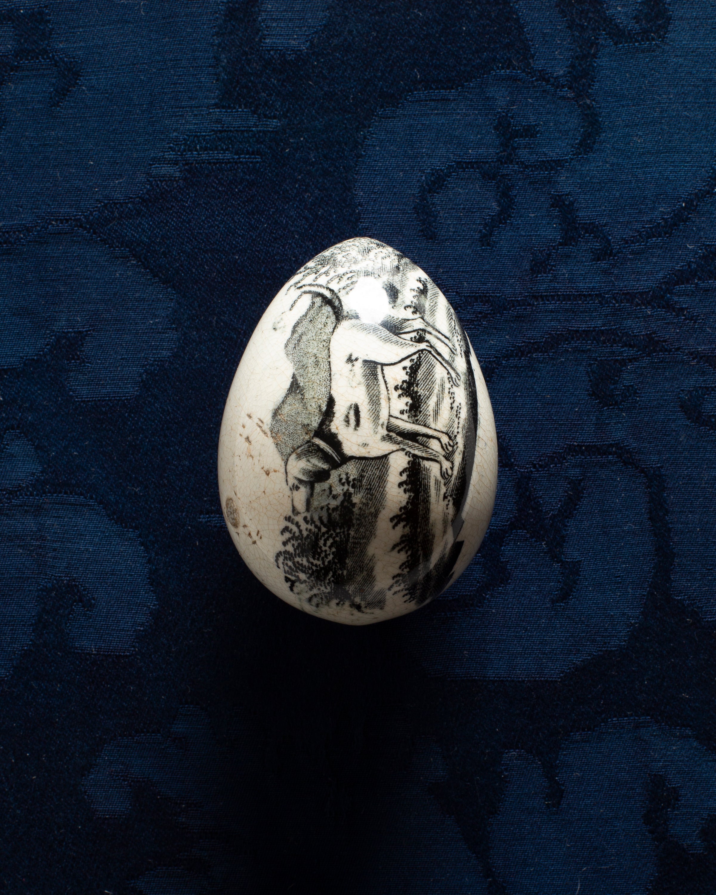 19TH CENTURY TRANSFER DECORATED POTTERY DARNING EGG IN BLACK WITH DOG MOTIF [1830]
