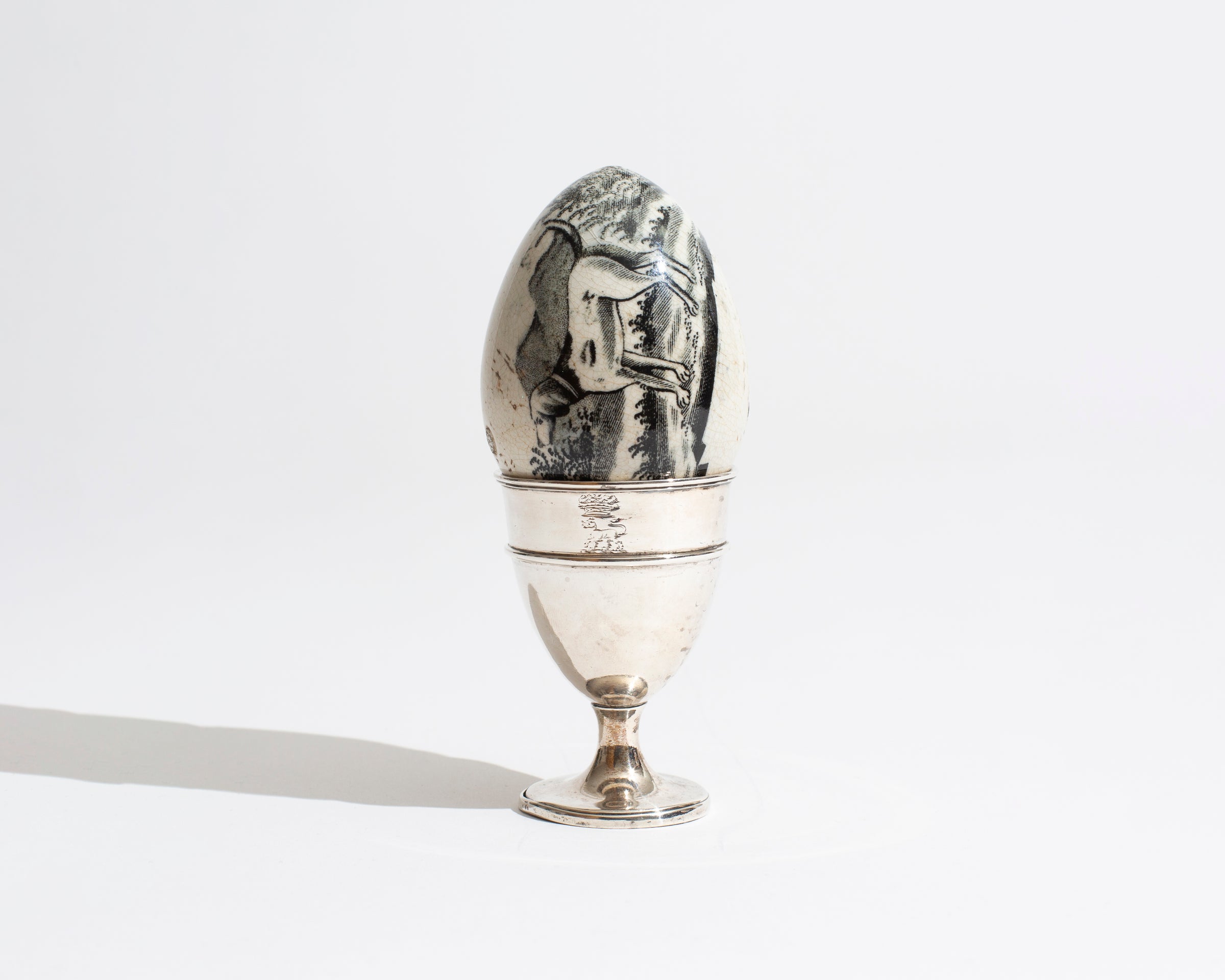 19TH CENTURY TRANSFER DECORATED POTTERY DARNING EGG IN BLACK WITH DOG MOTIF [1830]