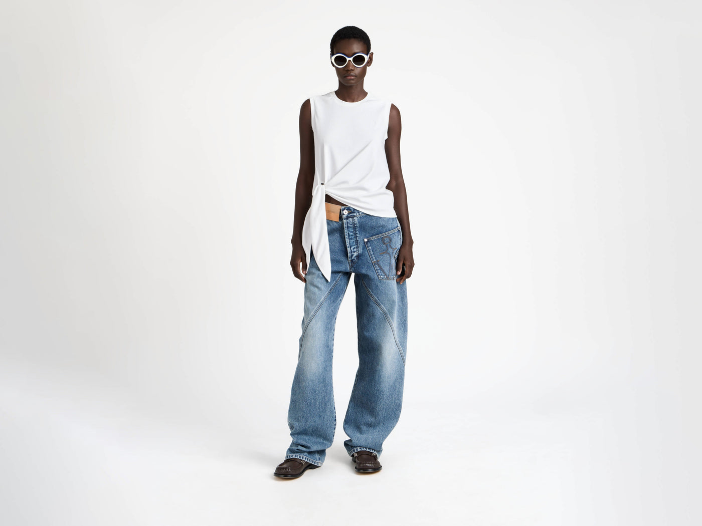 hem knot tank top white Model Front 1