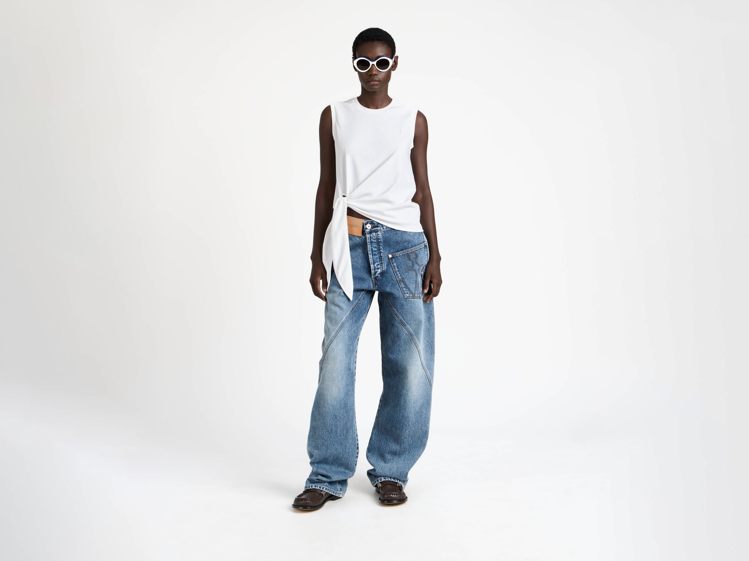 hem knot tank top white Model Front 1