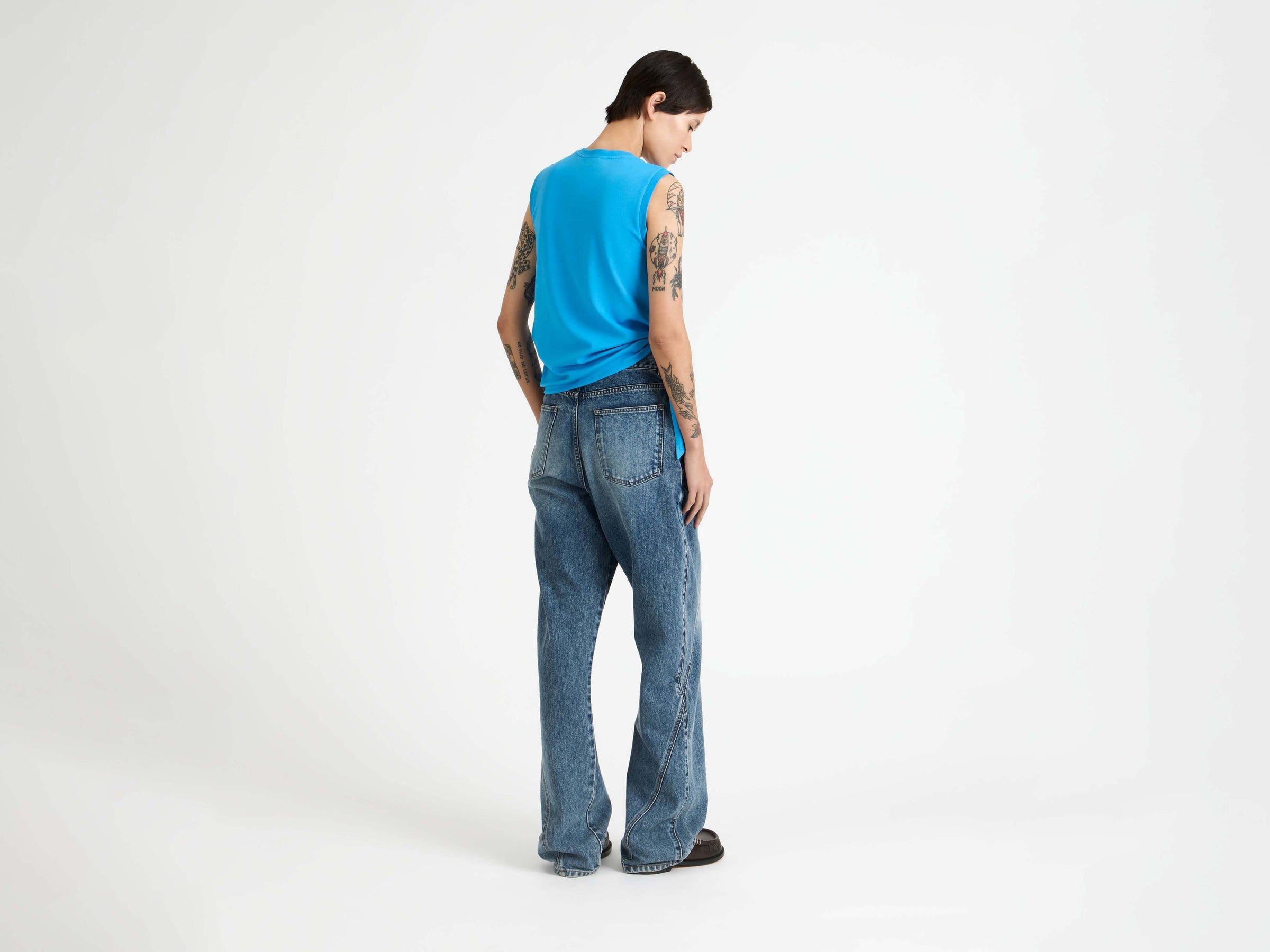 hem knot tank top bright blue Model Back 3