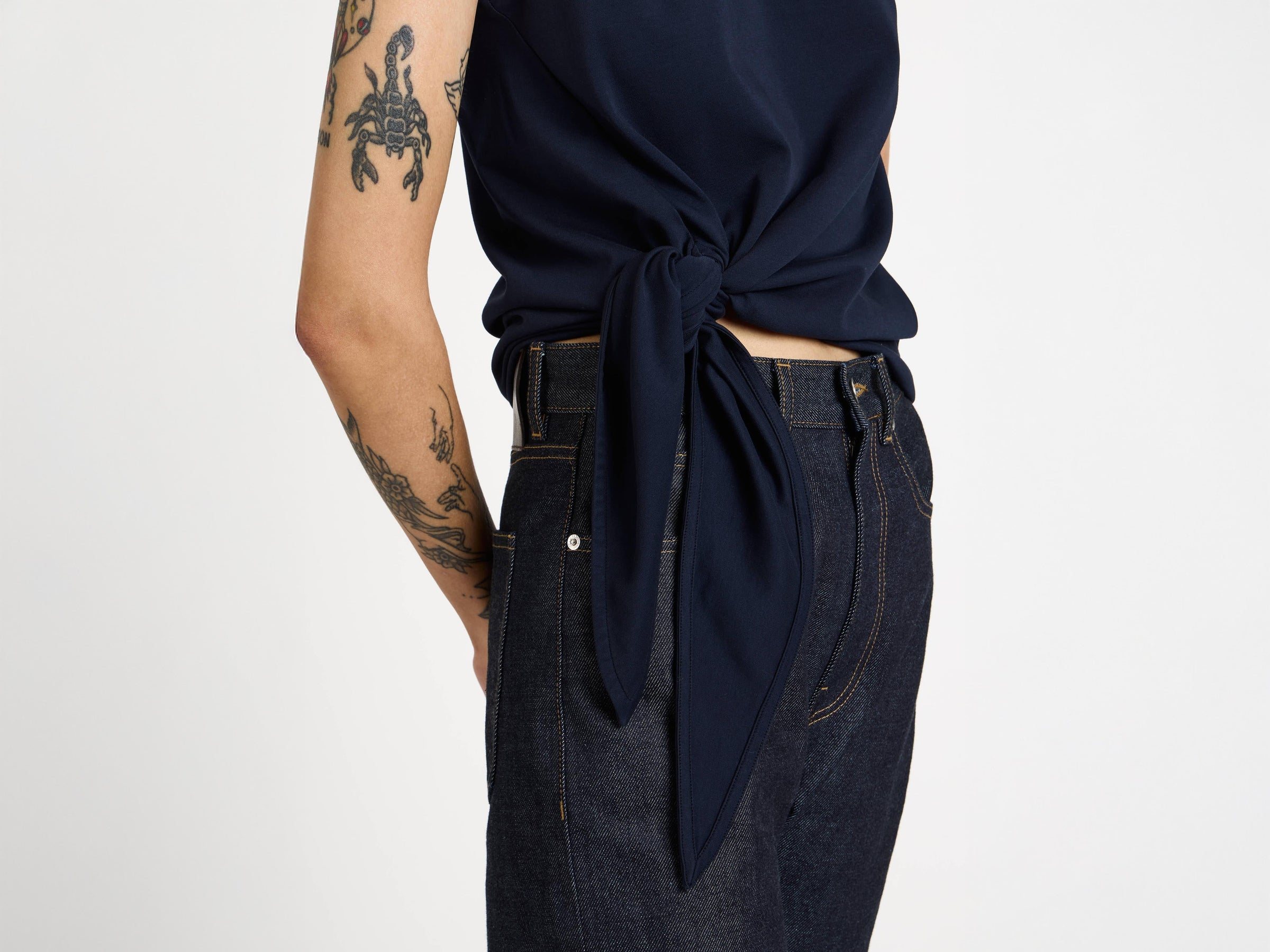 hem knot tank top navy Model Detail 8