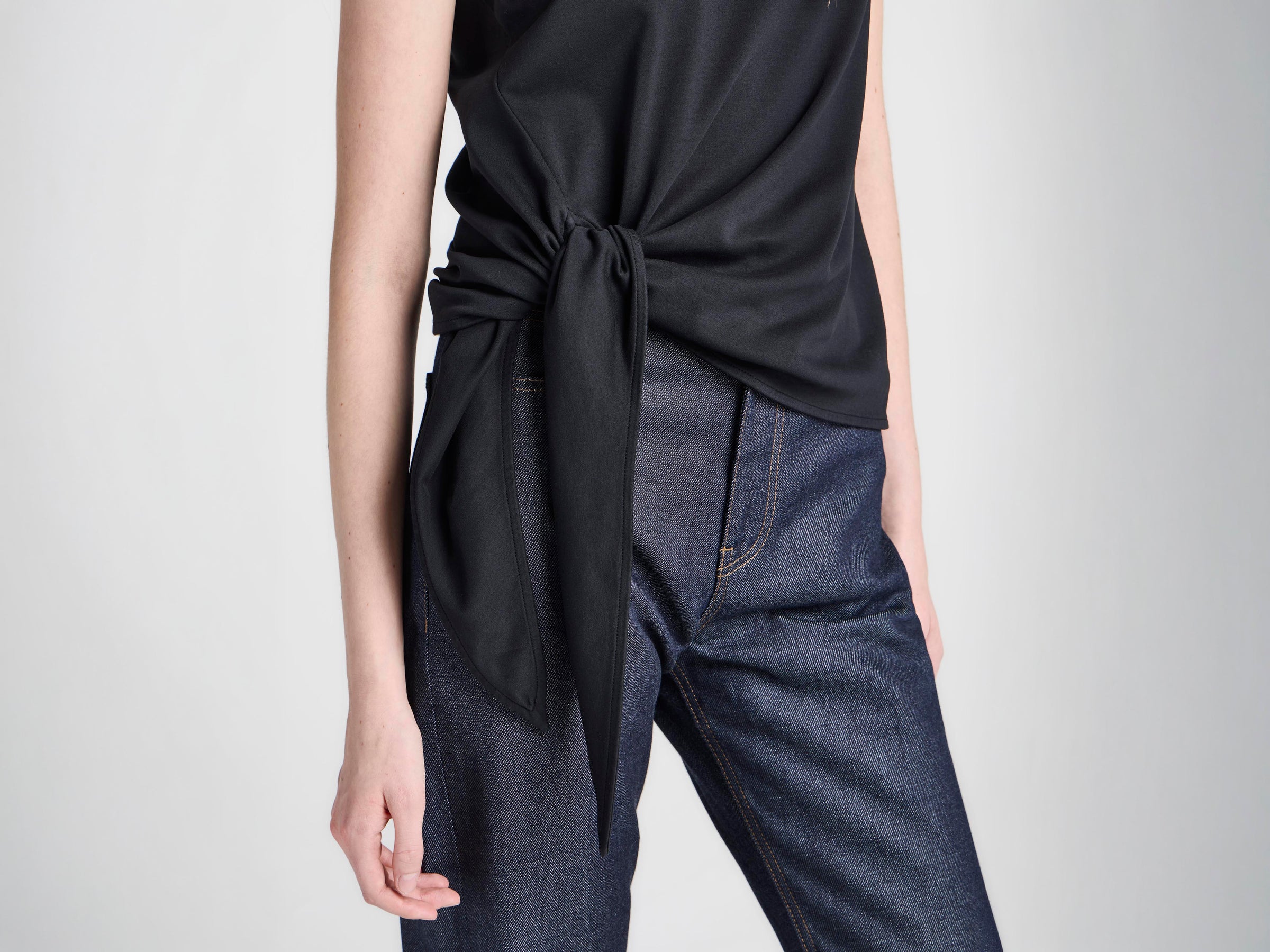 WOMENS HEM KNOT TANK TOP IN BLACK